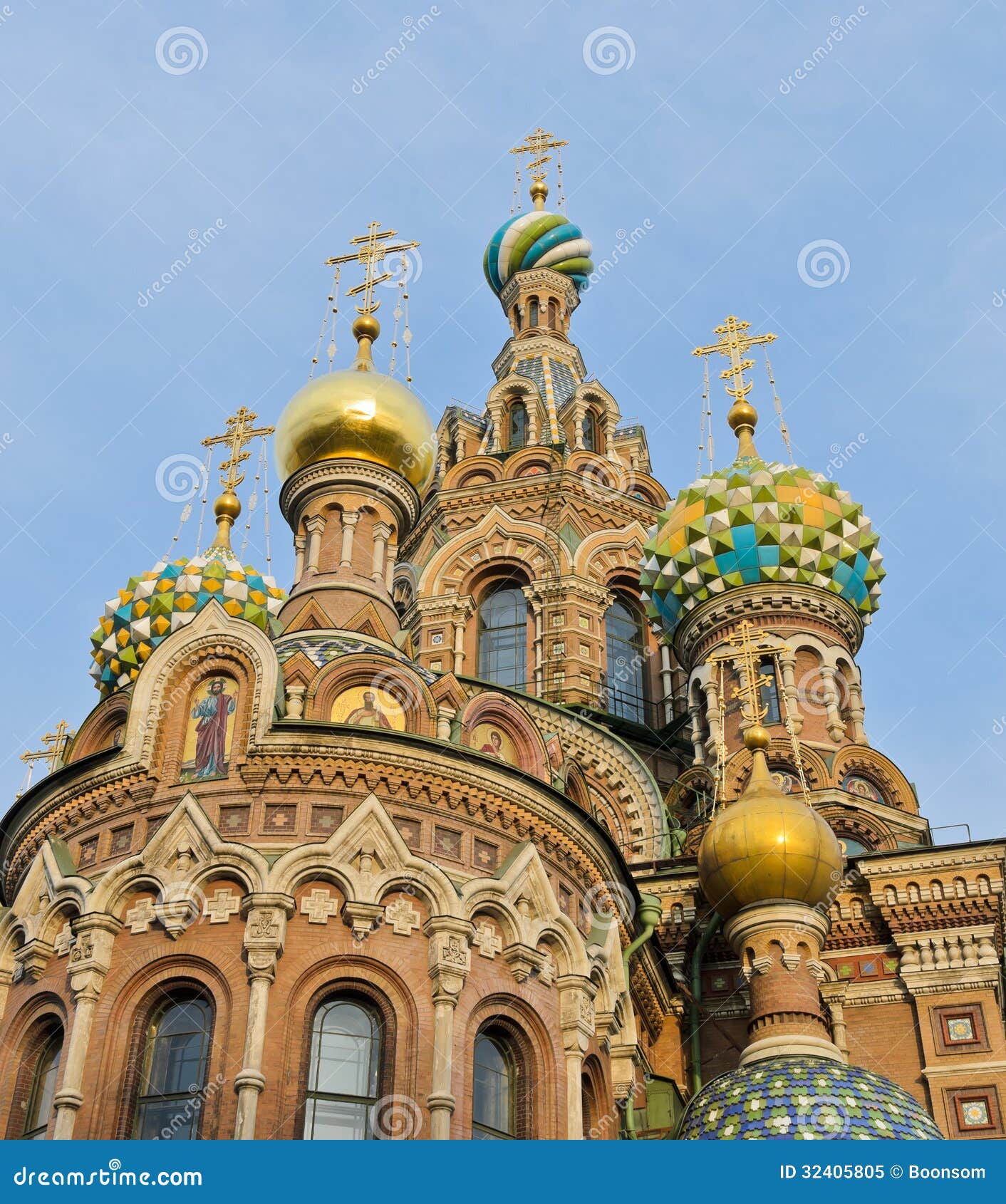 Chiesa superiore delle cupole della cipolla. Chiesa del salvatore su sangue rovesciato in San Pietroburgo, Russia.