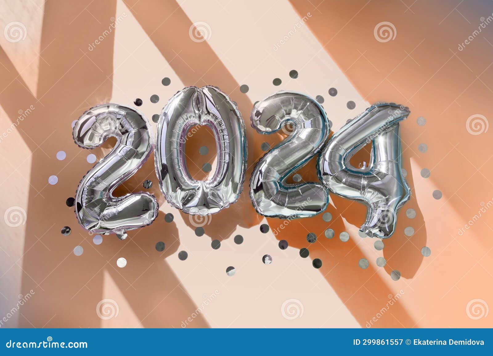 Chiffres D'argent 2024 Ballons De La Nouvelle Année En Lumière Du Soleil  Photographie éditorial - Image du signe, ballon: 299861557