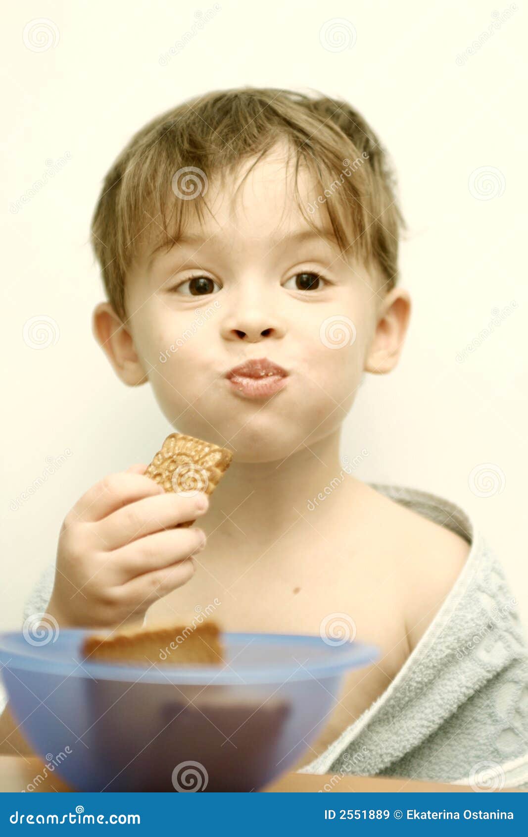 the child eats cookies