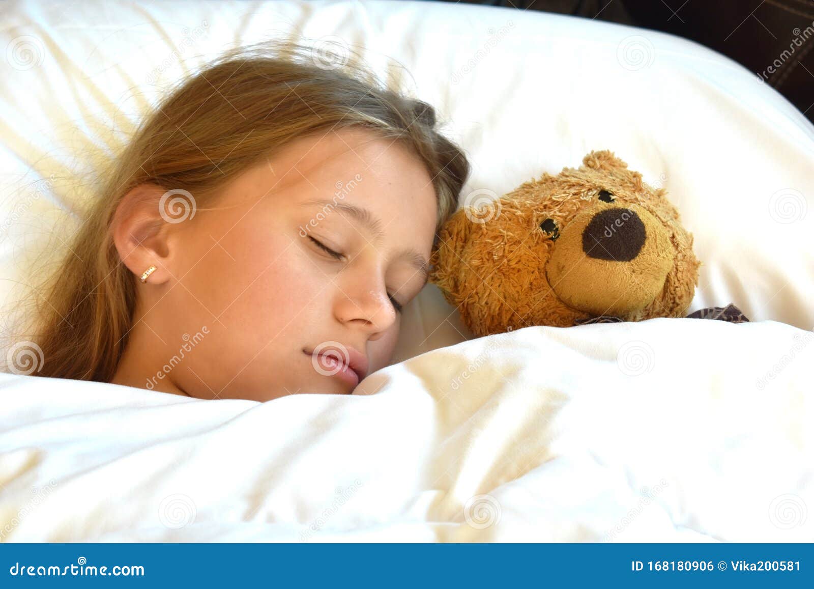 girl sleeping with teddy bear