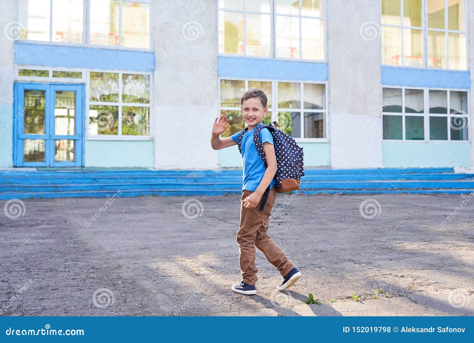 Пошел в школу пришел из школы. Мальчик идет в школу. Мальчик который ходит в школу. Школьники идут в школу. Мальчишка идёт в школу.