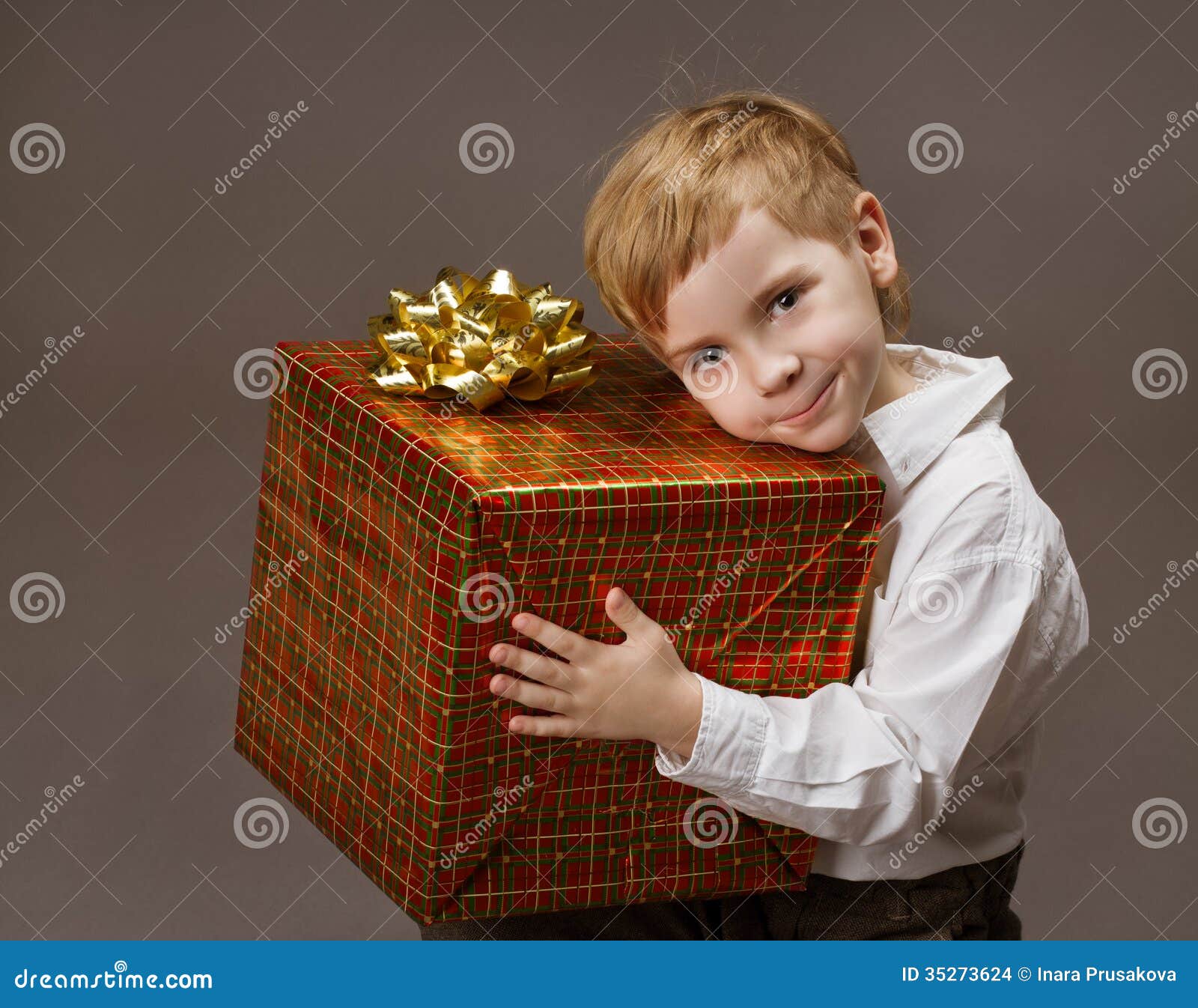 Подарки больших мальчиков. Мальчик с коробкой. Мальчик с большим подарком. Подарок мальчику. Ребёнок с большой подарочной коробкой.