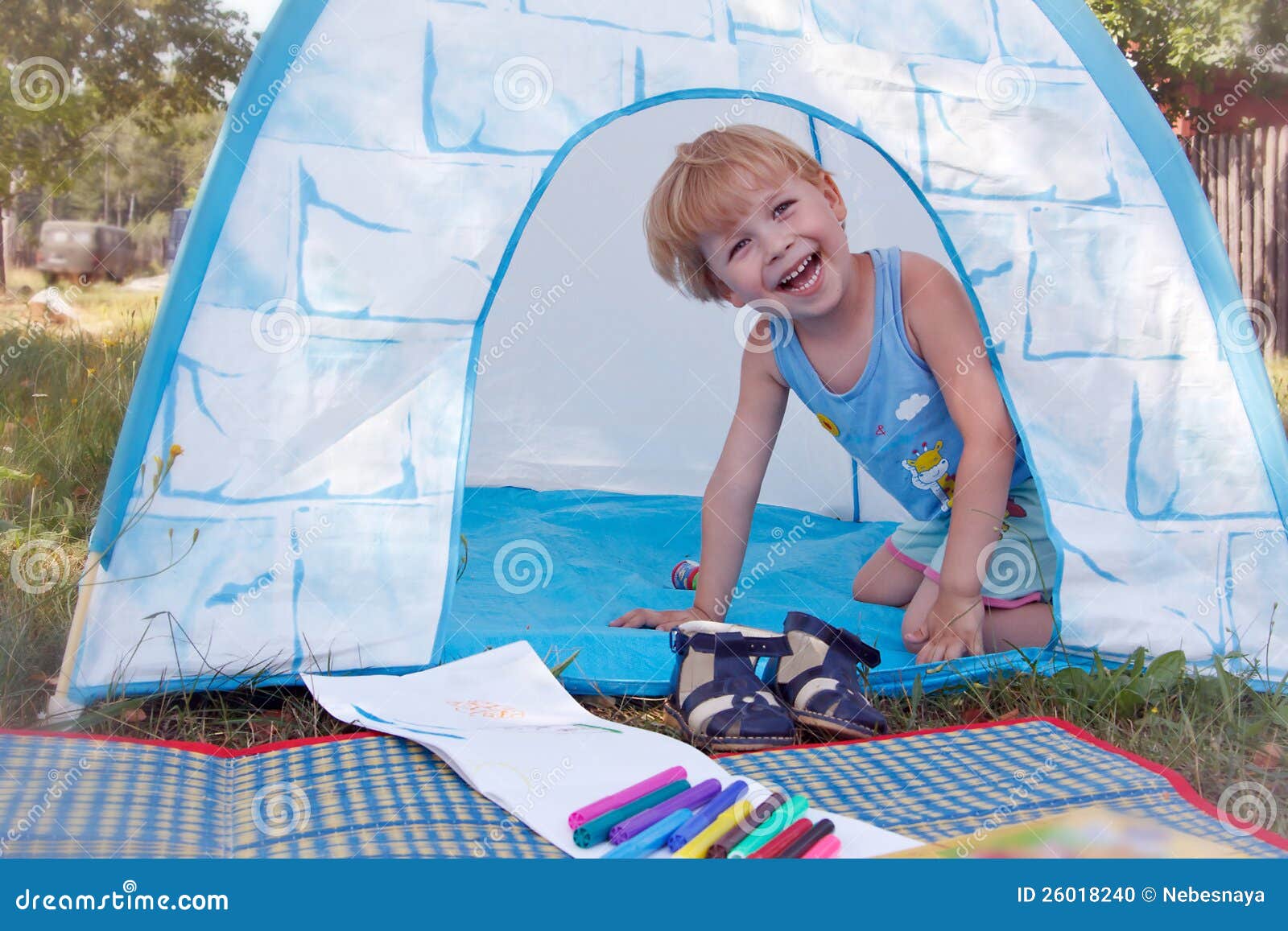 Grondwet operator kaping Child plaing in toy tent stock photo. Image of felt, childhood - 26018240