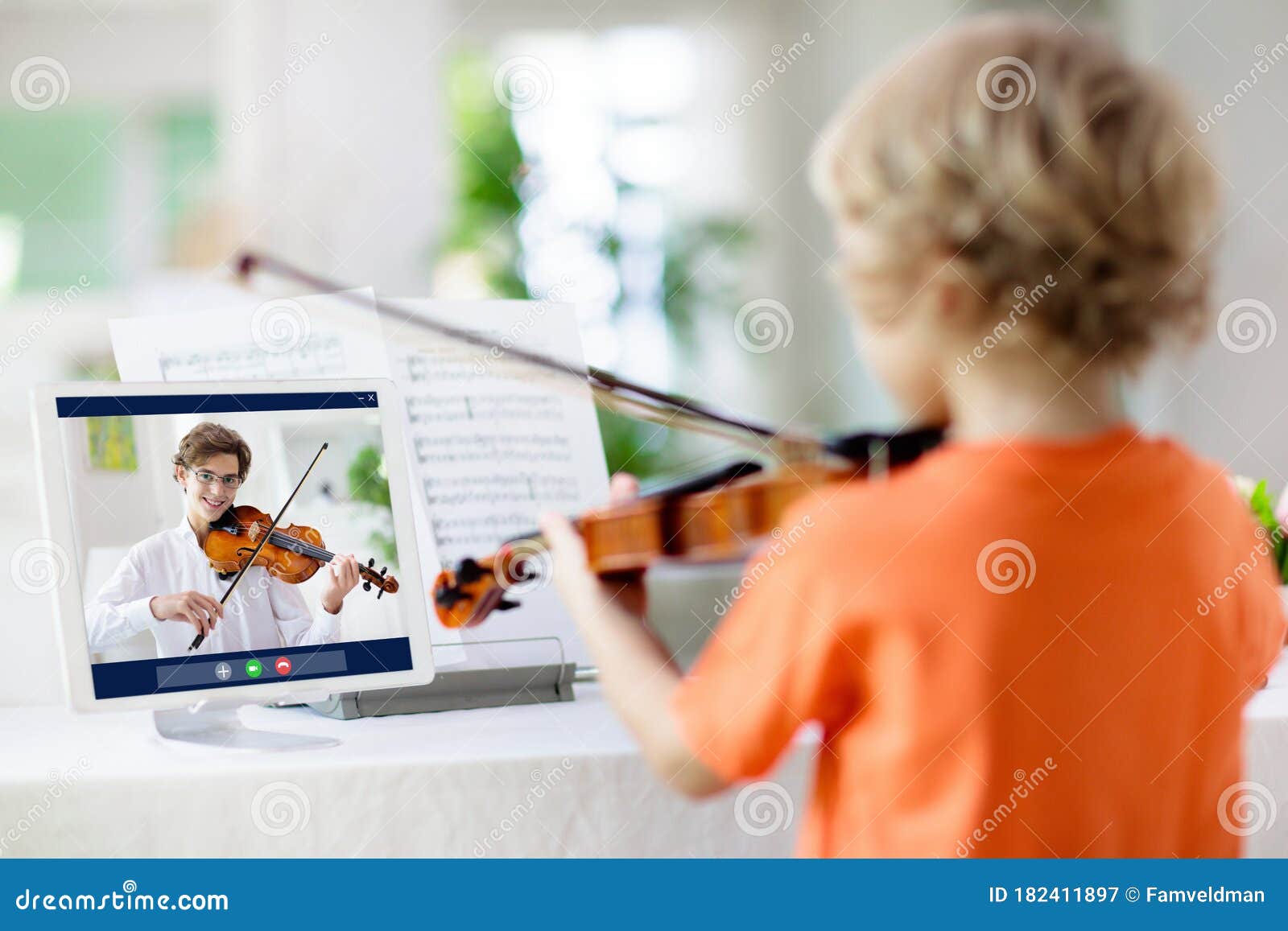 Child Playing Violin. Remote Learning Imagen de archivo Imagen de