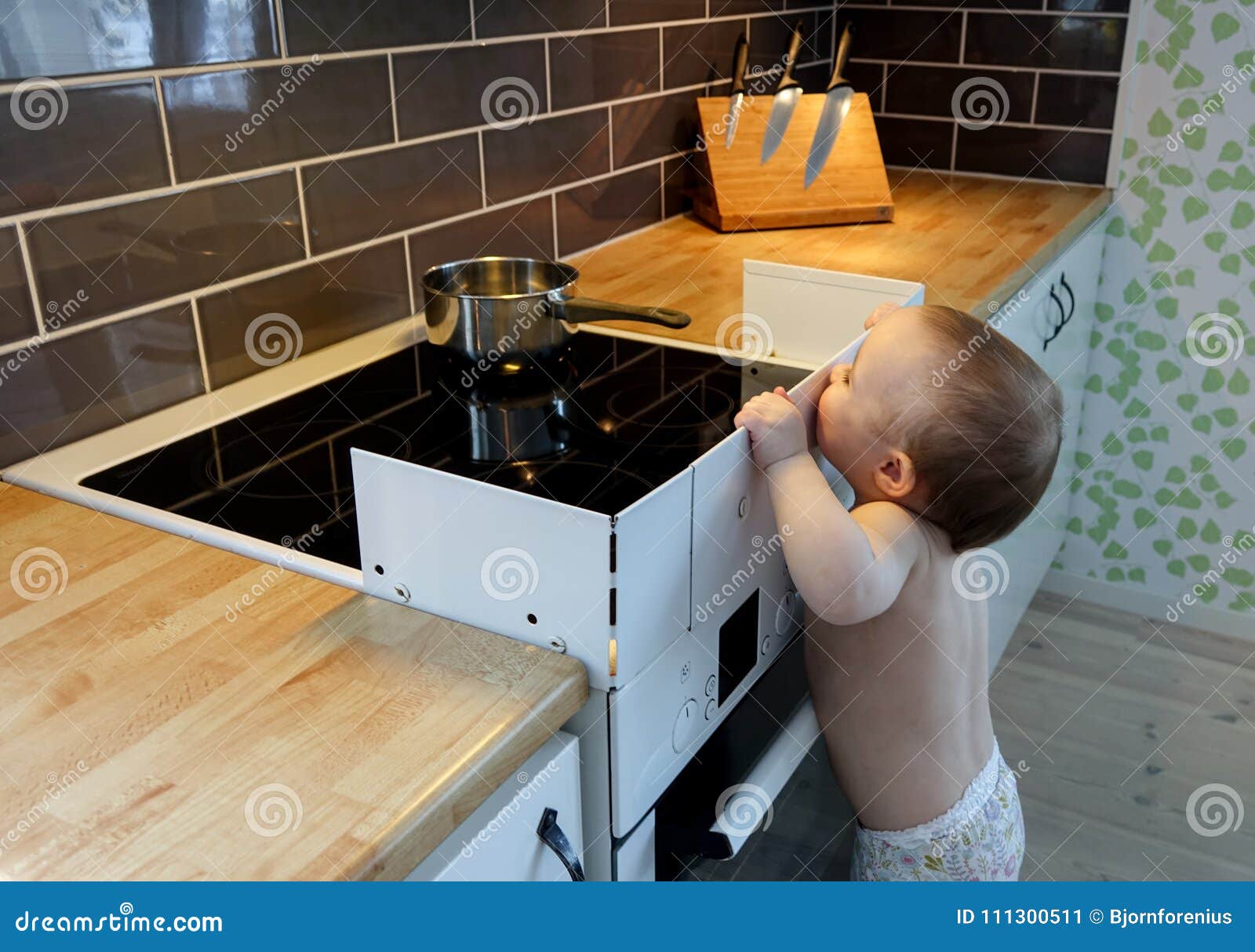 https://thumbs.dreamstime.com/z/child-safety-stove-curious-baby-watch-hot-pan-little-watching-pot-111300511.jpg