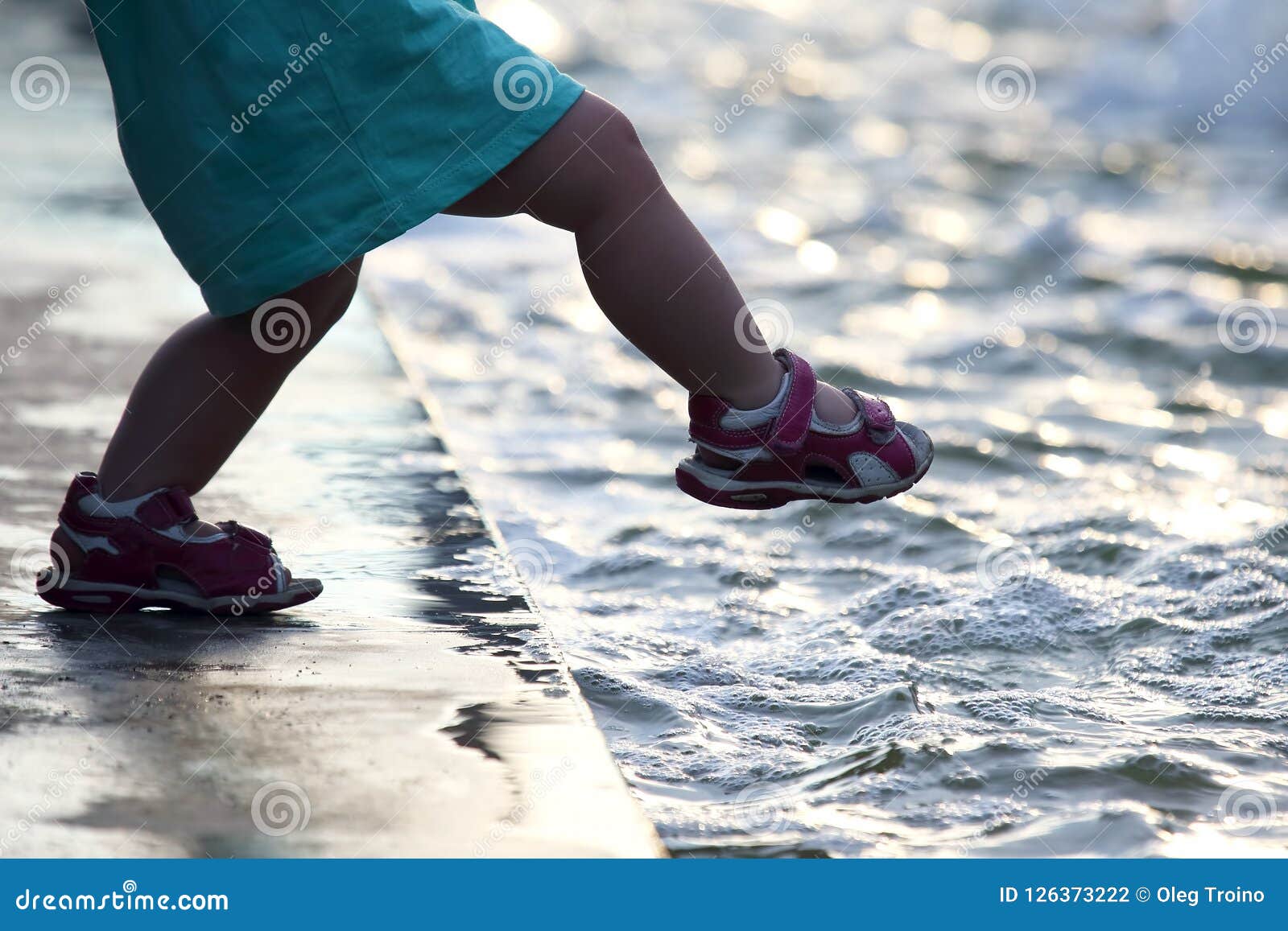 По воде шагаю я. Дети шагают. Step шагать. Шагать в воде фото. По воде шагаю я для детей.