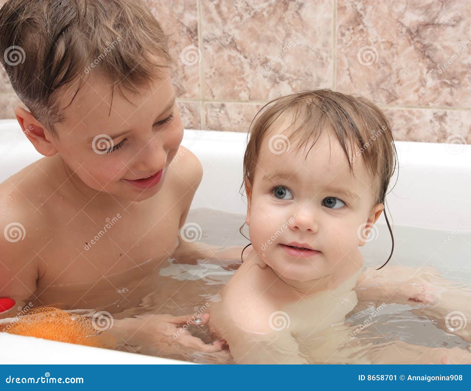Сестра моет маленькую сестру. Мальчик и девочка в ванной. Маленькие дети купаются в ванной. Купаемся вместе. Мальчик и девочка купаются в ванной.