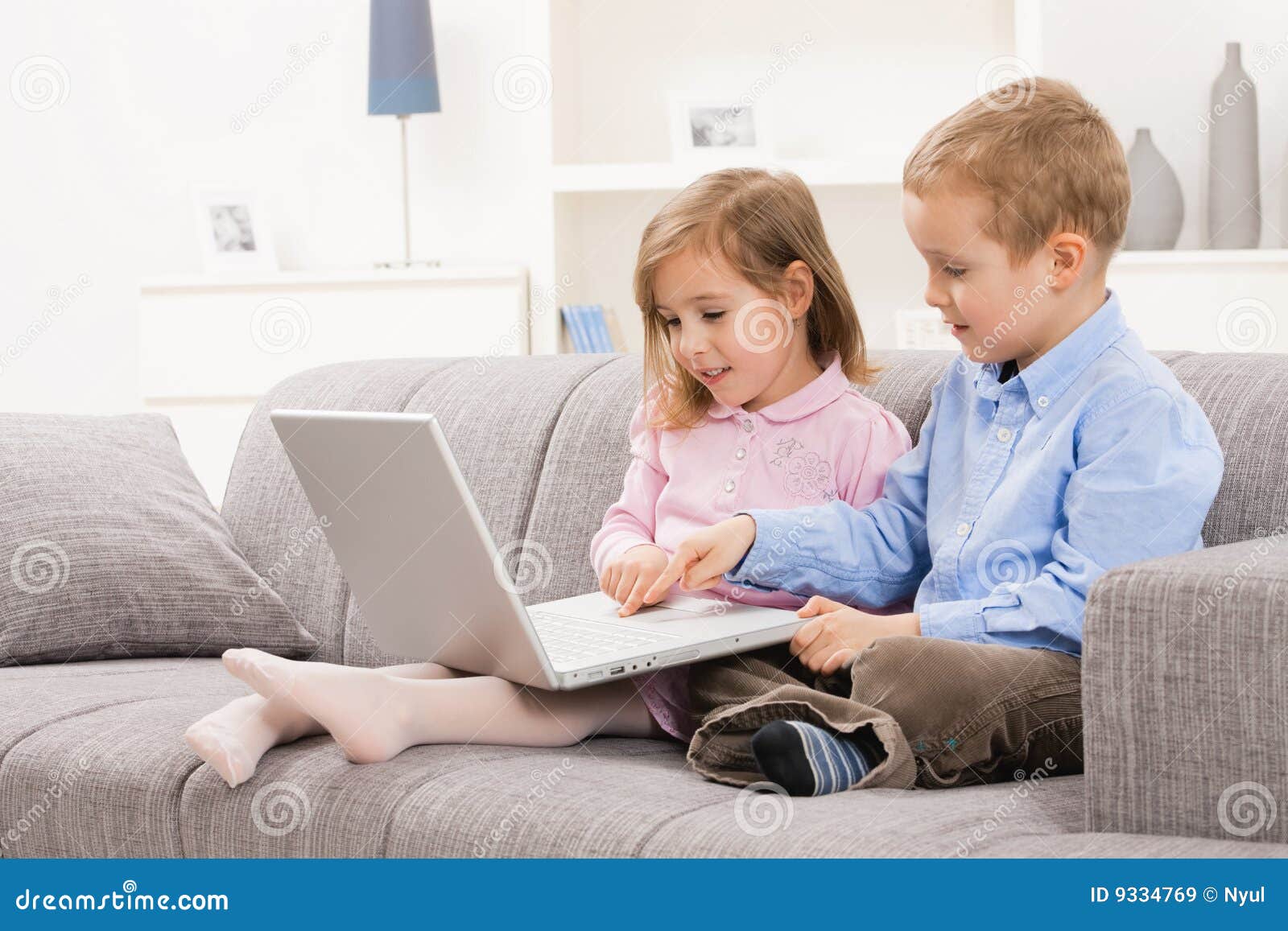 children browsing internet