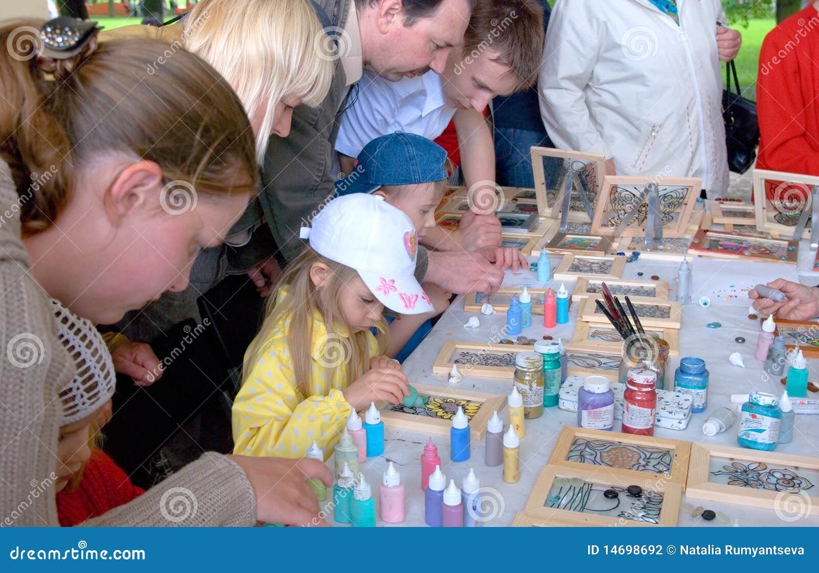 Children draw on the glass editorial photography. Image of paint 14698692