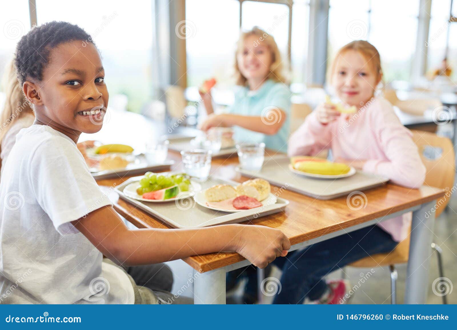 https://thumbs.dreamstime.com/z/children-eat-together-canteen-multicultural-elementary-school-146796260.jpg
