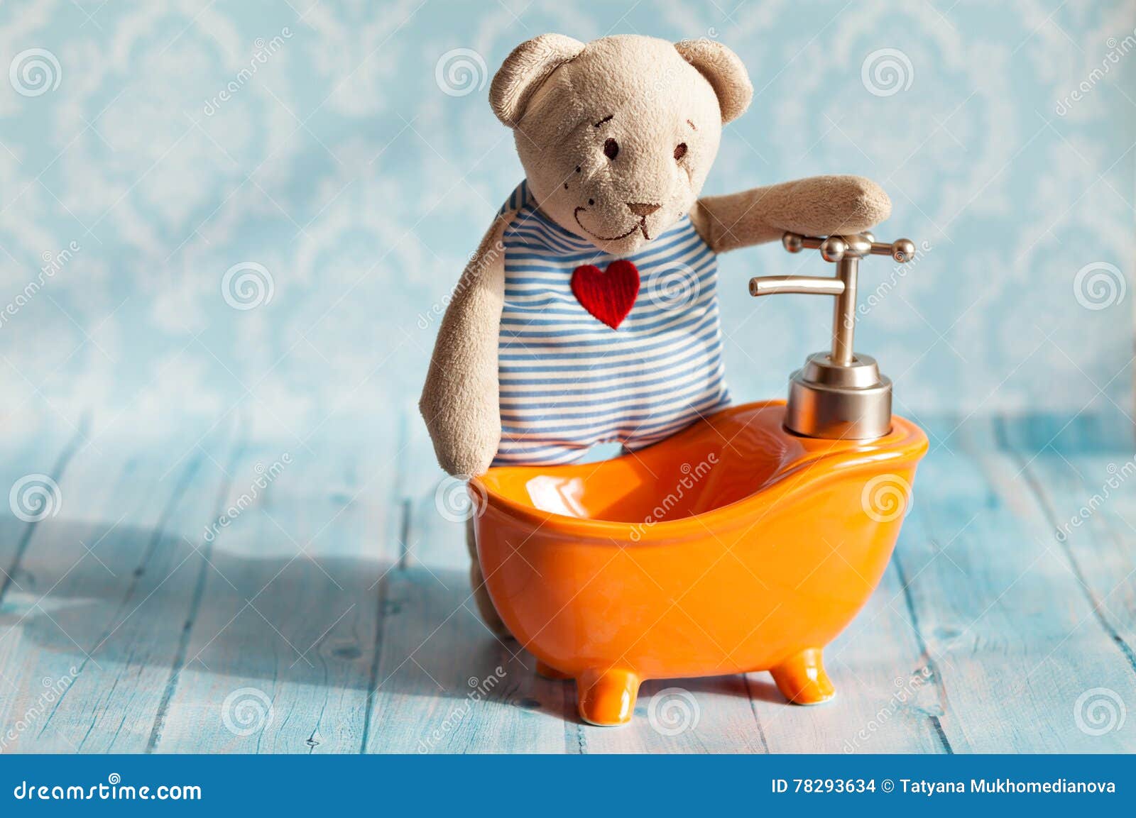 Children\u0026 X27; El Oso De Peluche Suave Del Juguete De S Se Baña En Casa De Muñecas Anaranjada Del Baño Cuarto De Baño Azul A El J Foto de archivo - Imagen