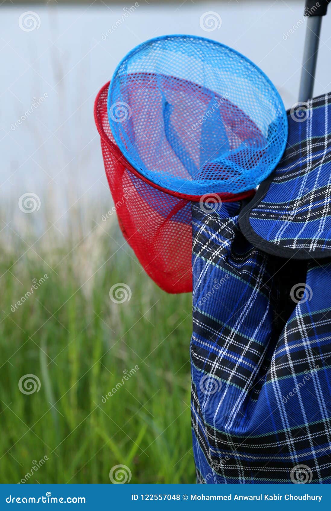 https://thumbs.dreamstime.com/z/children-fishing-net-trolley-bag-children-fishing-net-trolley-bag-as-vacation-concept-122557048.jpg