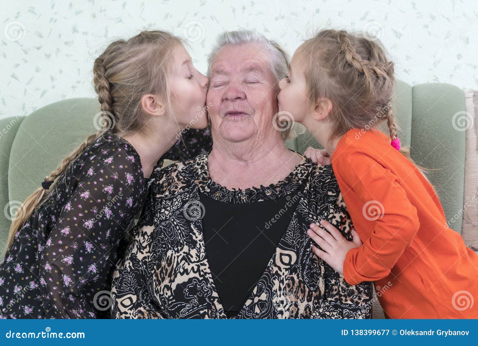 бабушка трахает детей фото 36