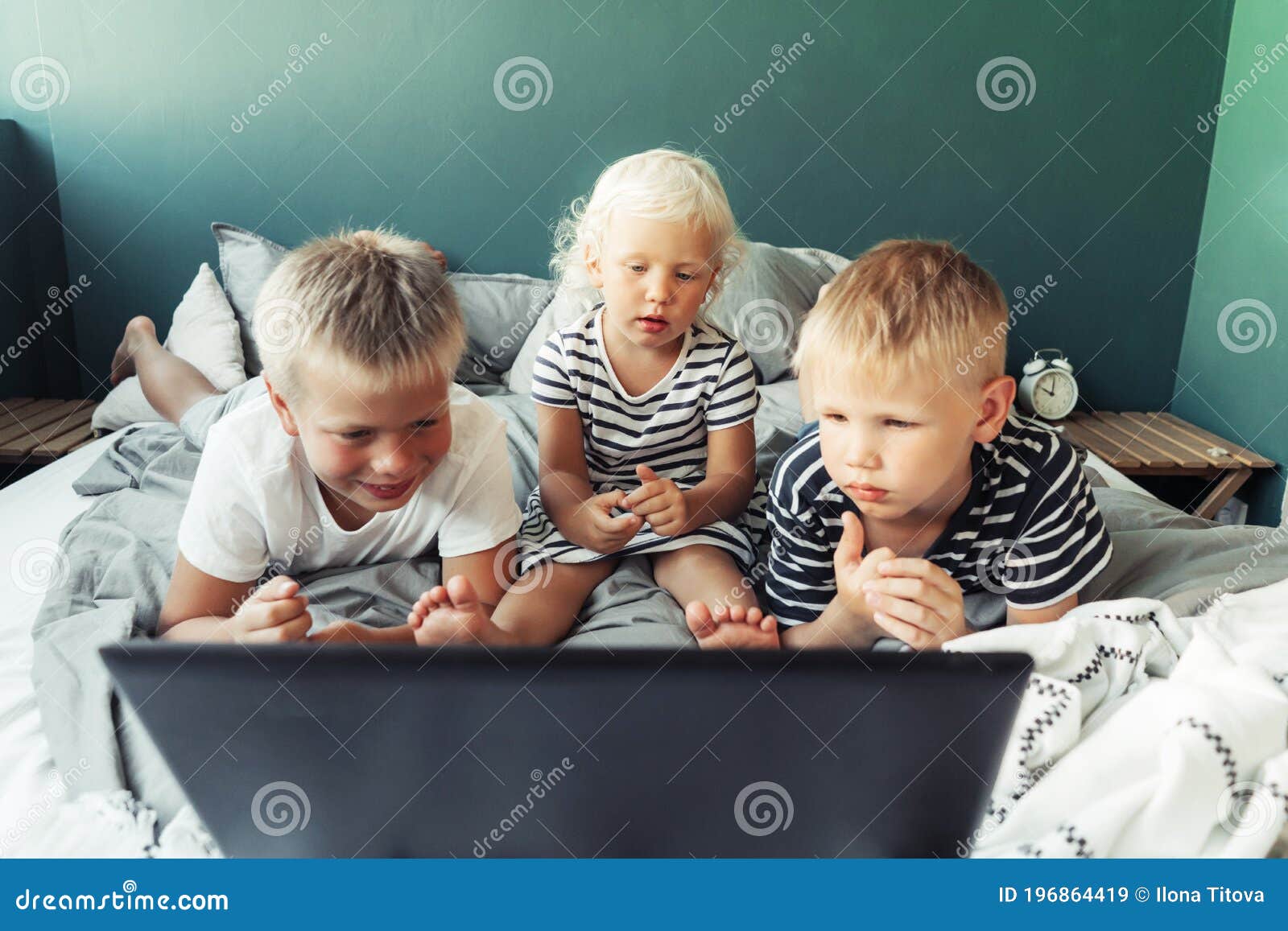 children look at the laptop screen