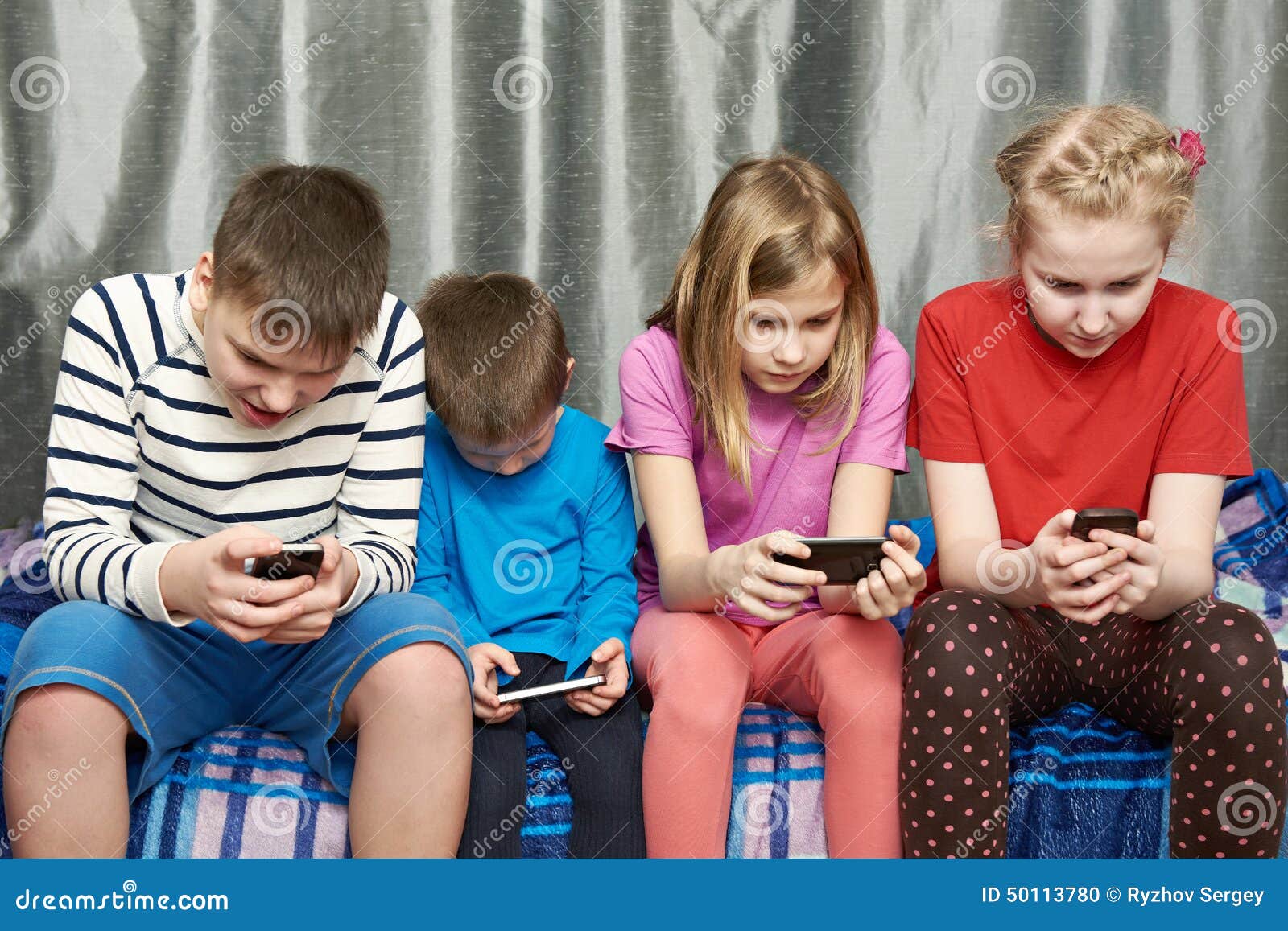 kids playing mobile games