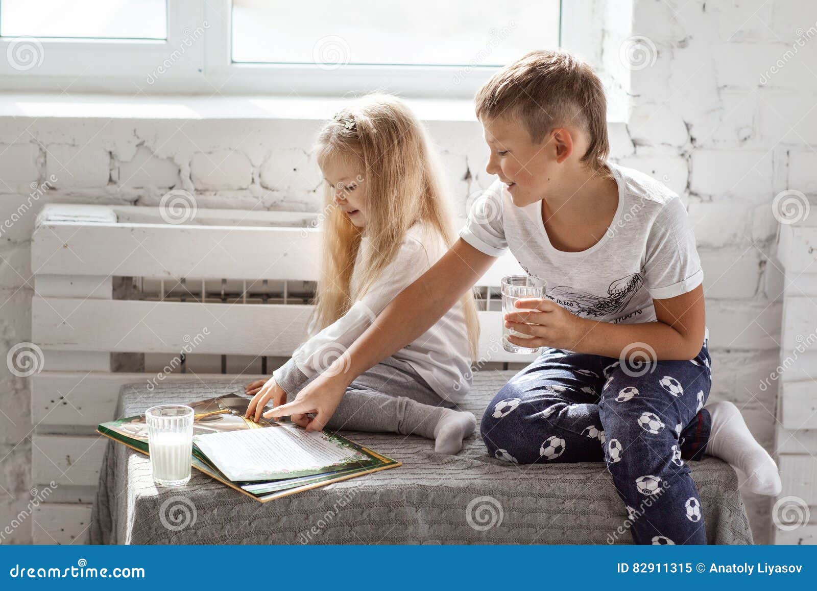 https://thumbs.dreamstime.com/z/children-reading-book-drinking-milk-brother-sister-sitting-drink-watch-82911315.jpg