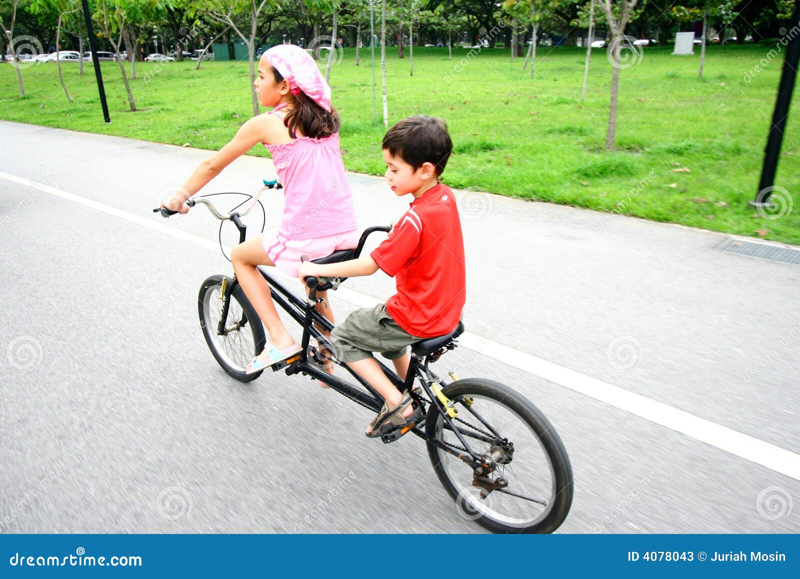 3.200+ Tandem Bike Fotografías de stock, fotos e imágenes libres