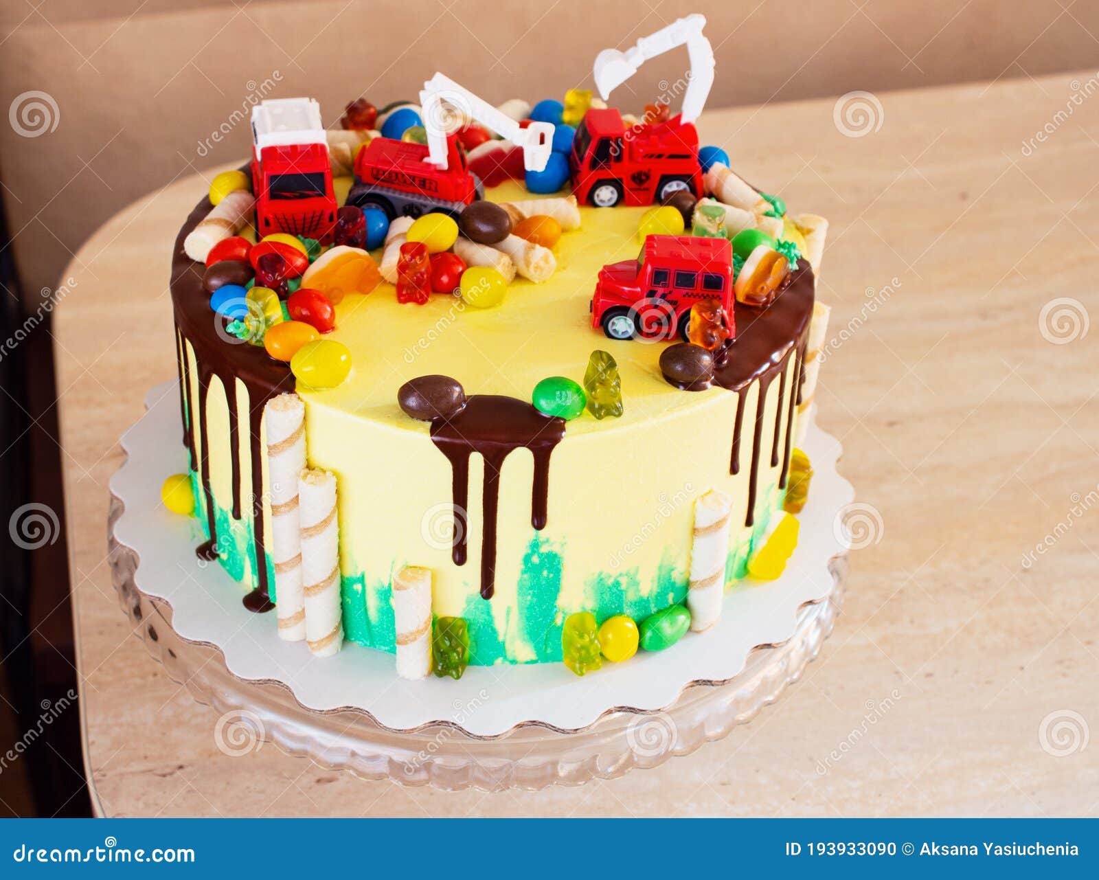 Sweet Brazil - Tema carros com cake topper da @ateliethairynnesouza Não  trabalhamos com pasta americana. A cobertura usada em nossos bolos é  buttecream de merengue suíço. Para bolos temáticos é usado cake