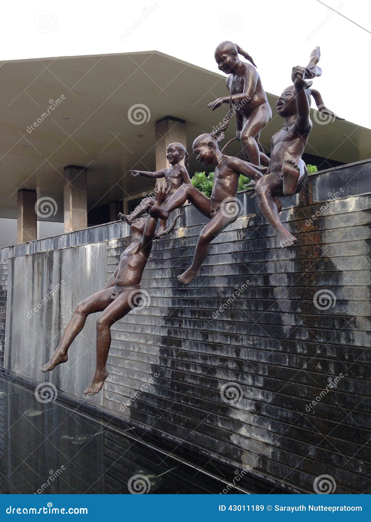 Children Statue editorial stock image. Image of children 43011189