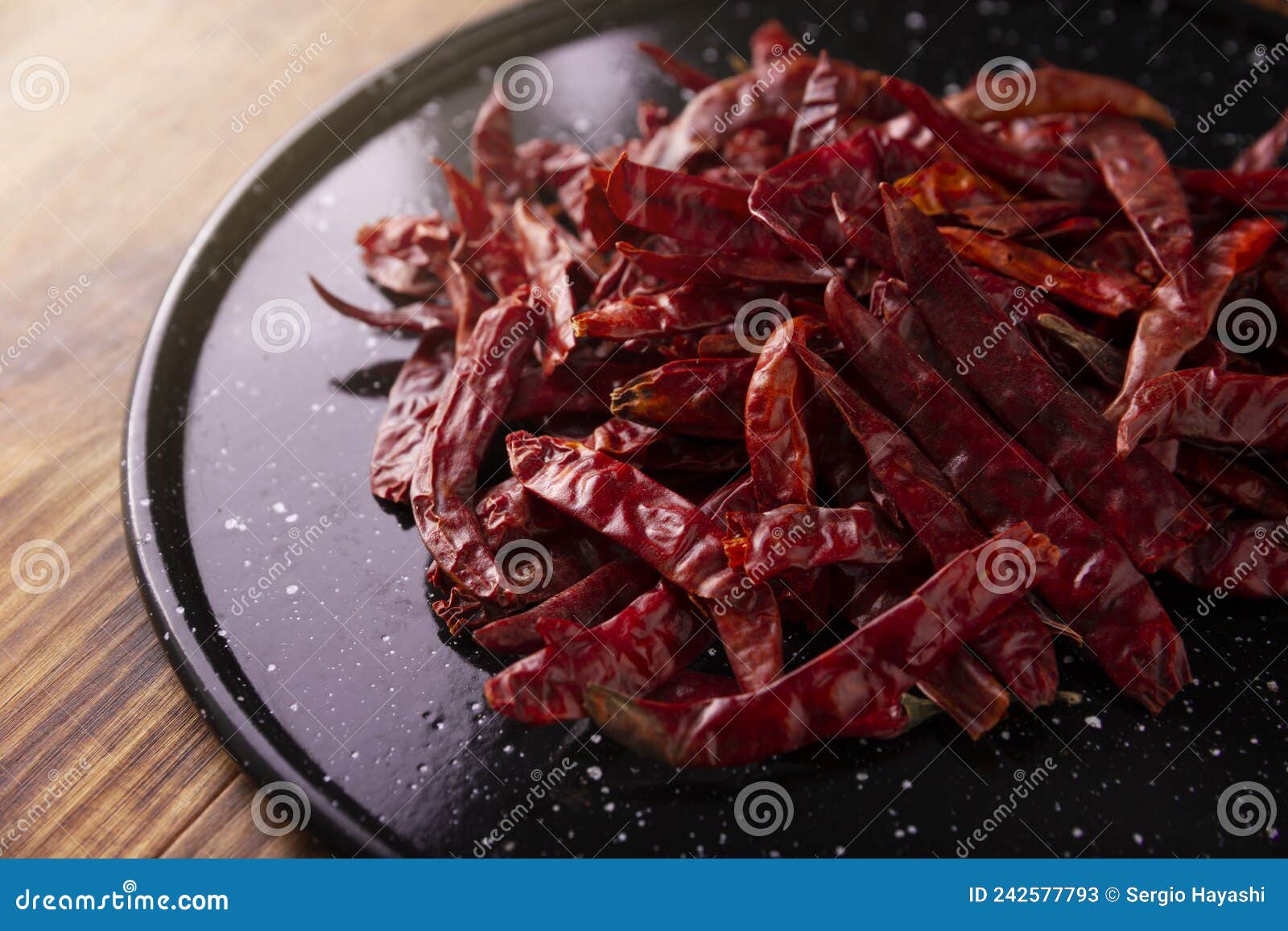 chiles de arbol y comal de peltre