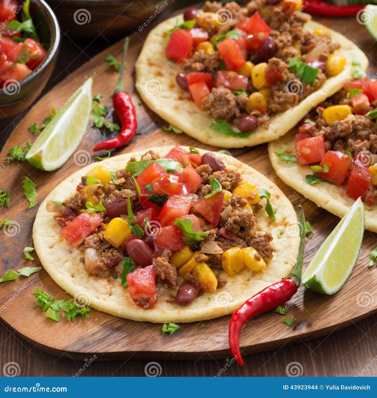 Chili Con Carne in Den Mexikanischen Tortillas Stockfoto - Bild von ...