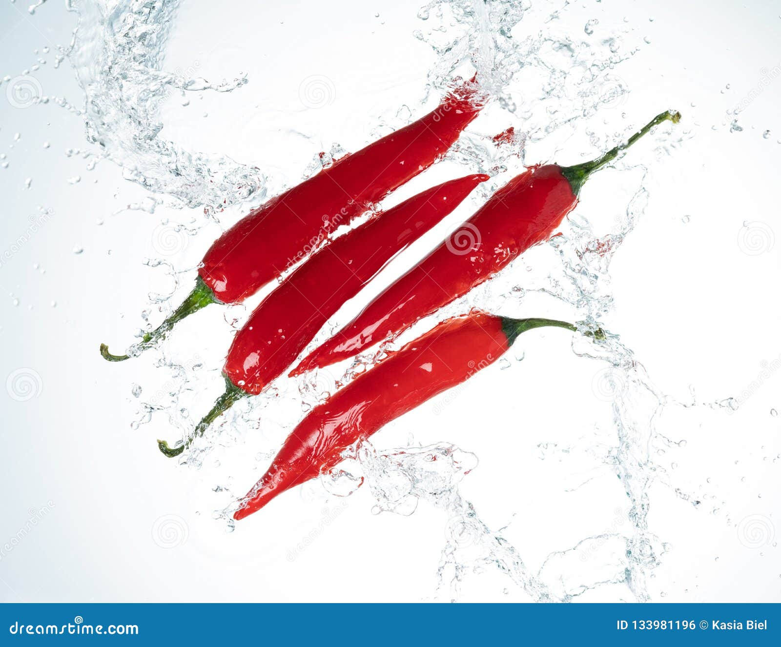 Chili Peppers Water Splash arkivfoto. Bild av vätska 133981196