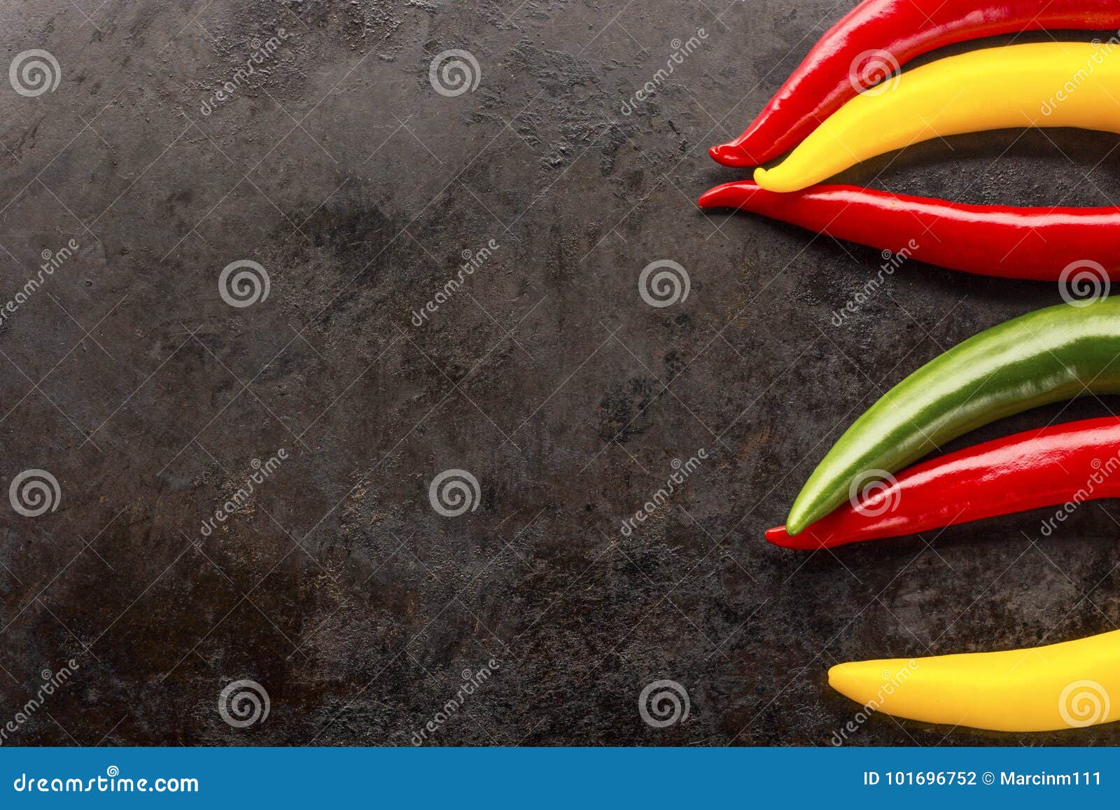 Cayenne chili pieprze na ośniedziałym metalu tle