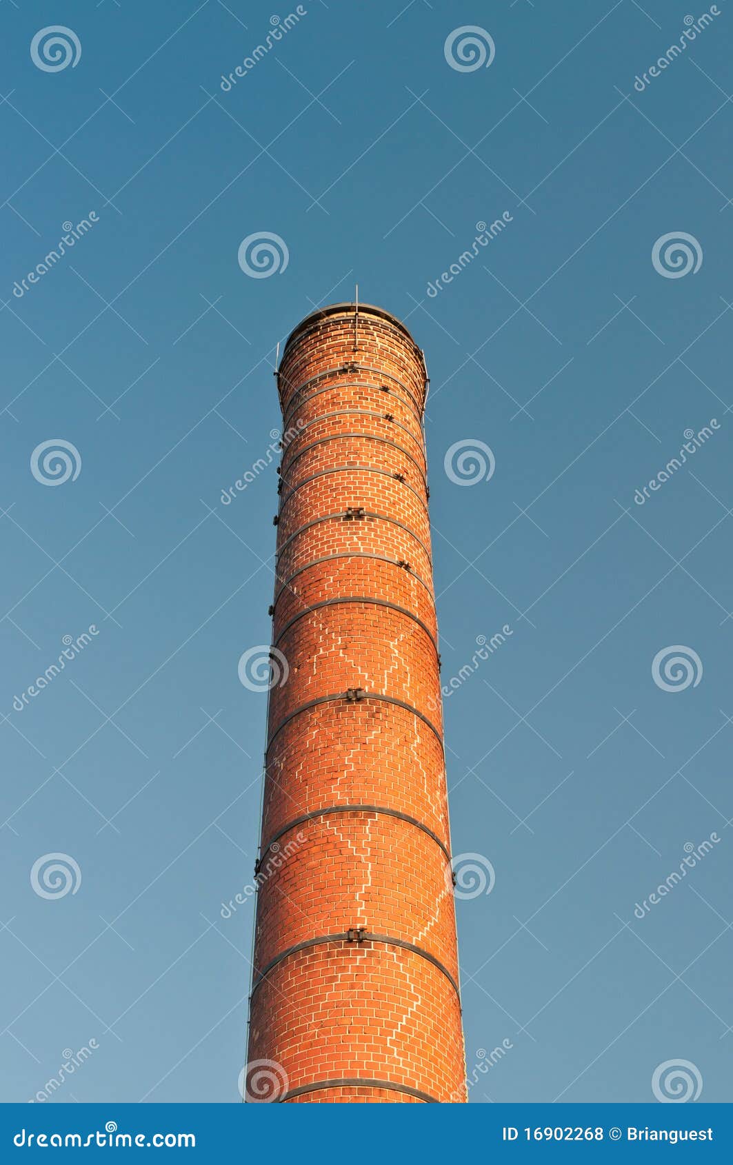 Chimenea Agrietada Vieja Del Ladrillo Foto de archivo - Imagen de