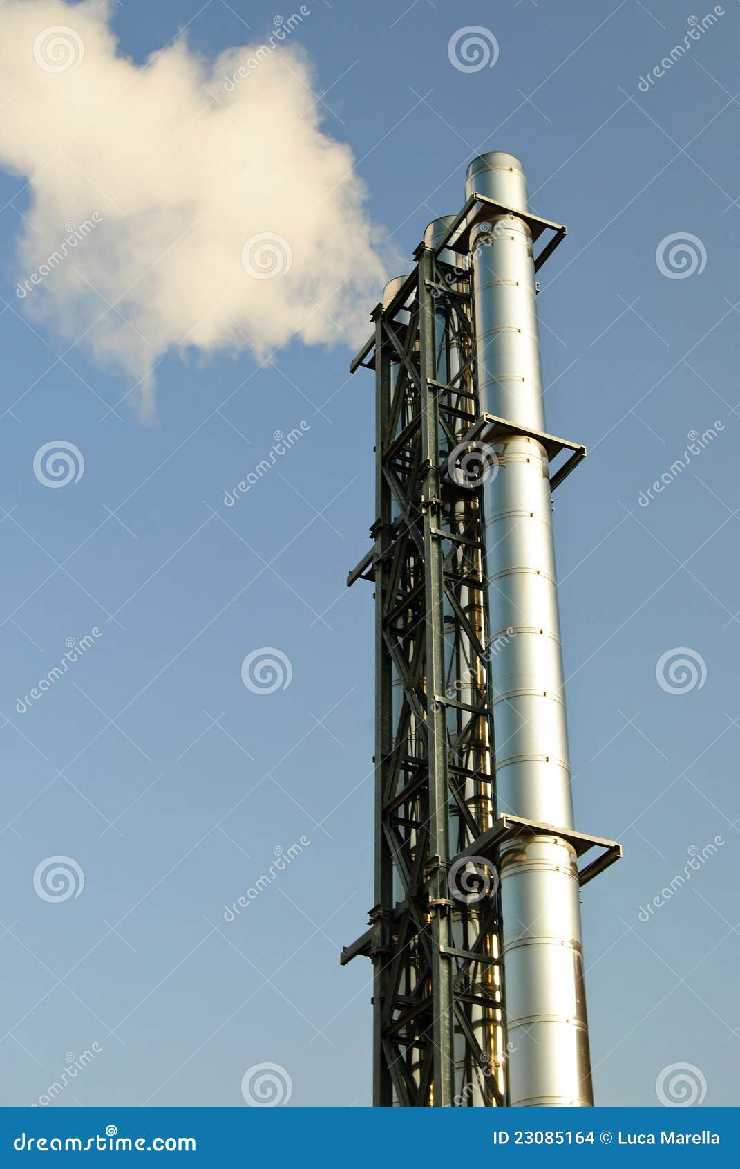 Chimenea Con El Humo Blanco Foto de archivo - Imagen de fábrica, dañoso