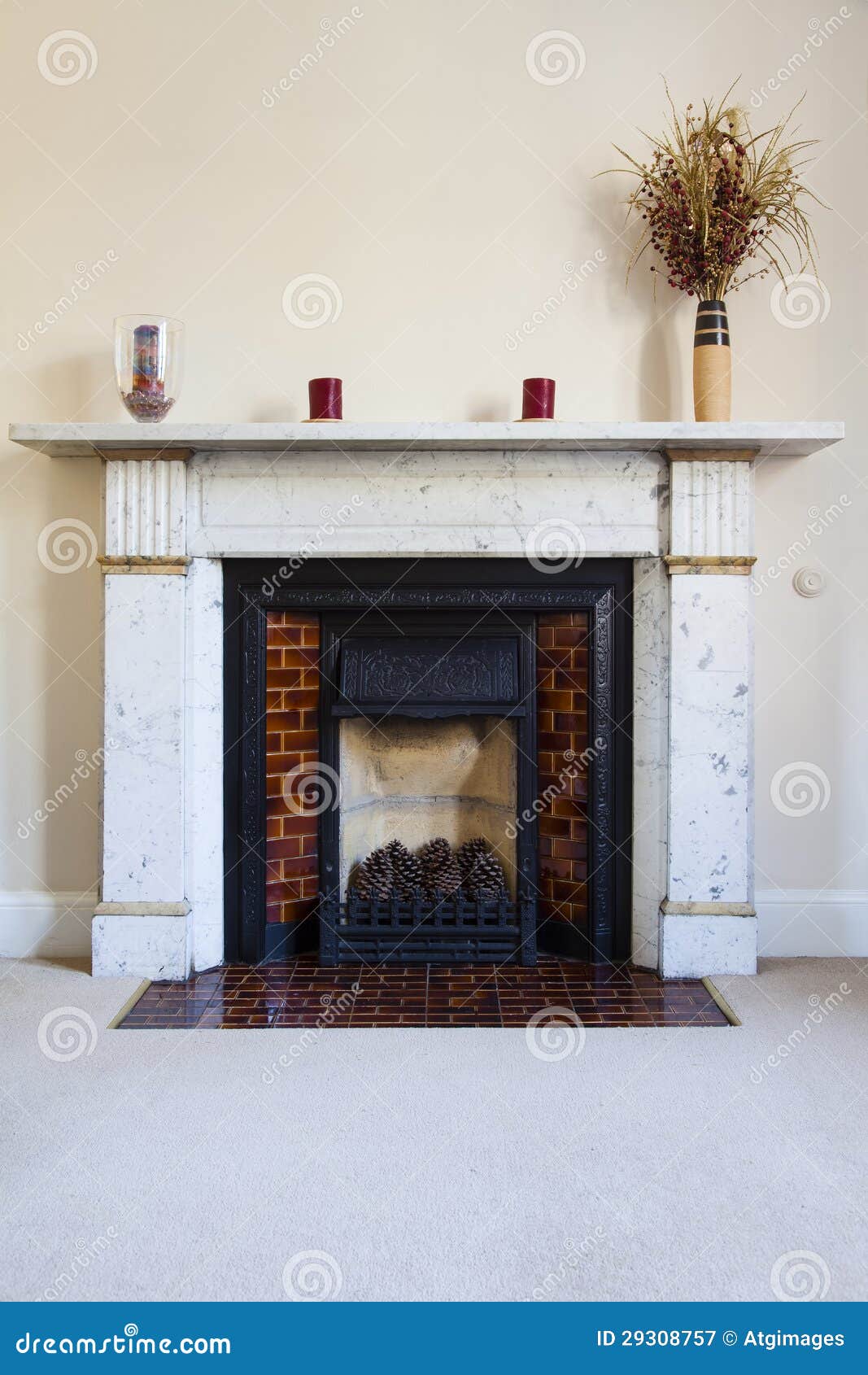 Chimenea De Mármol Inglesa Tradicional Imagen de archivo Imagen de