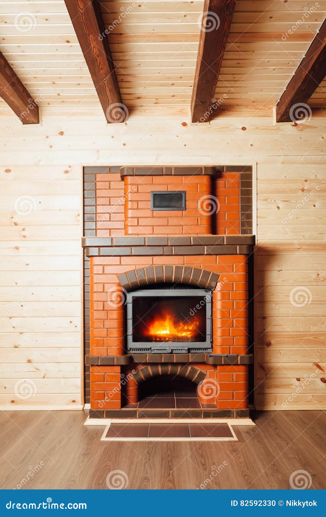 Chimenea Del Ladrillo En Casa De Madera Foto de archivo - Imagen de  caliente, laminado: 82592330, image size:1067x1690