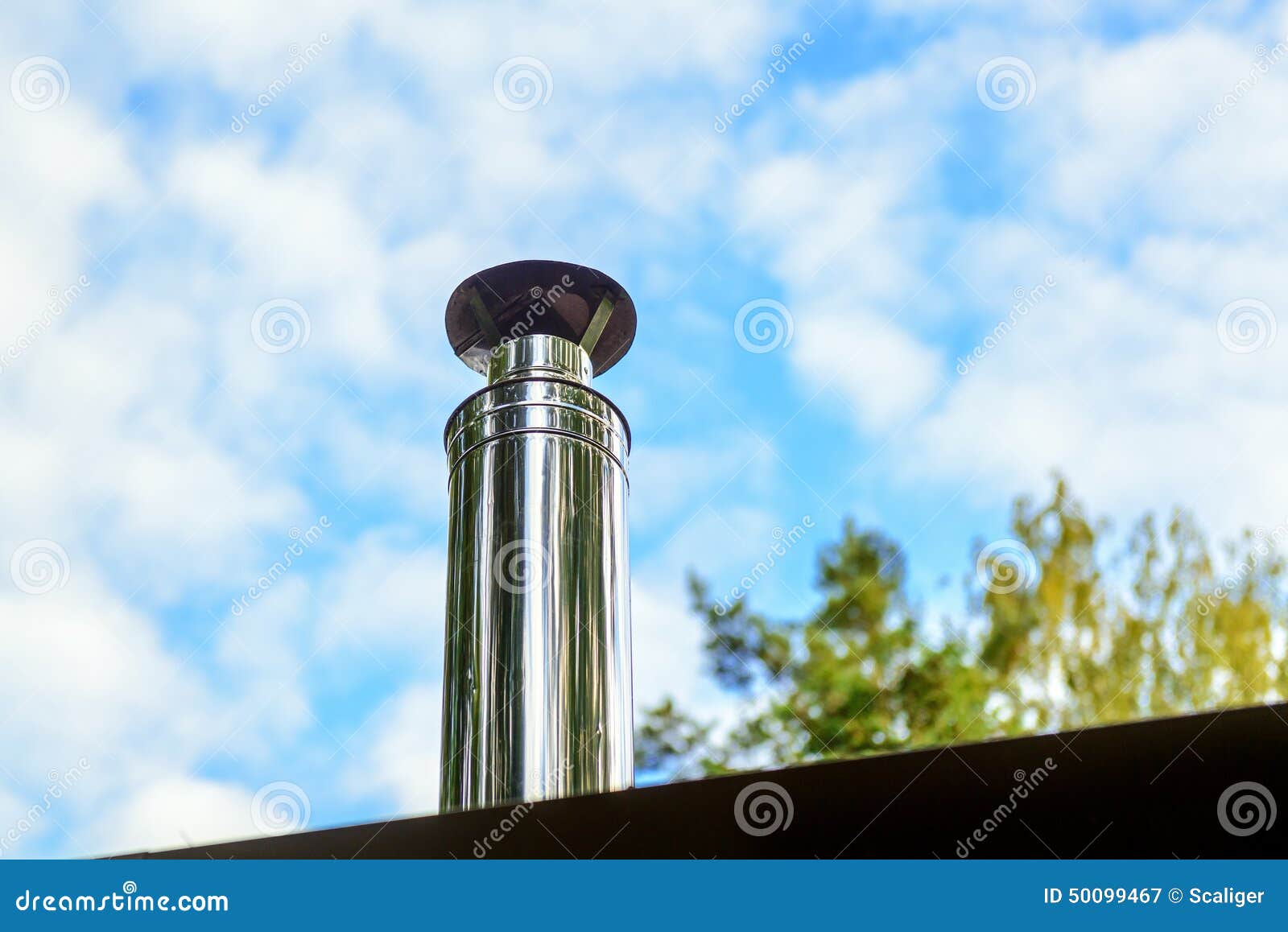 Chimenea Moderna En El Tejado Imagen de archivo - Imagen de