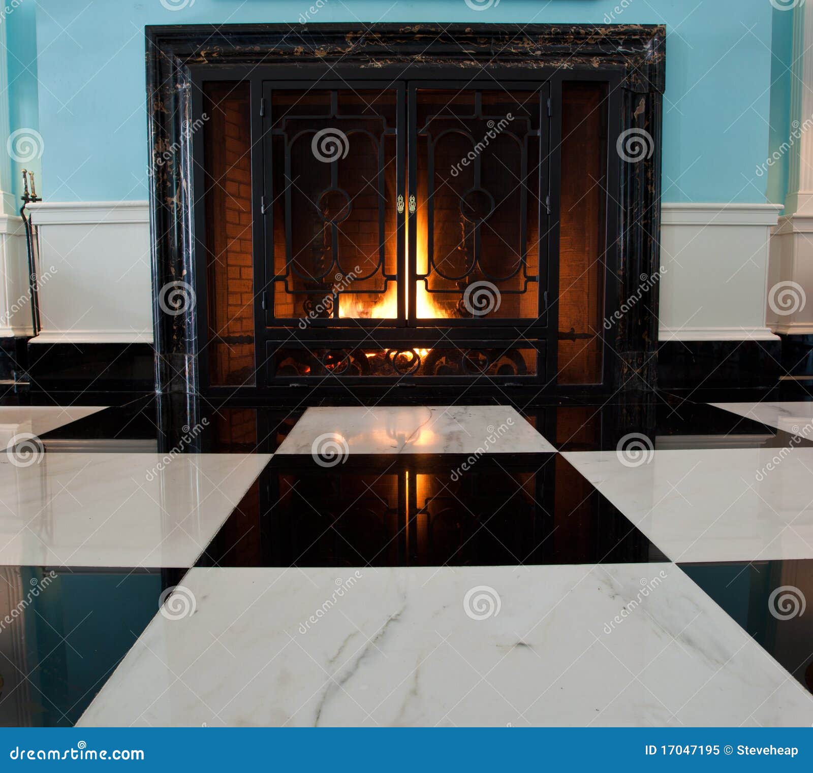 Chimenea Vieja Con Los Registros Imagen de archivo - Imagen de llama