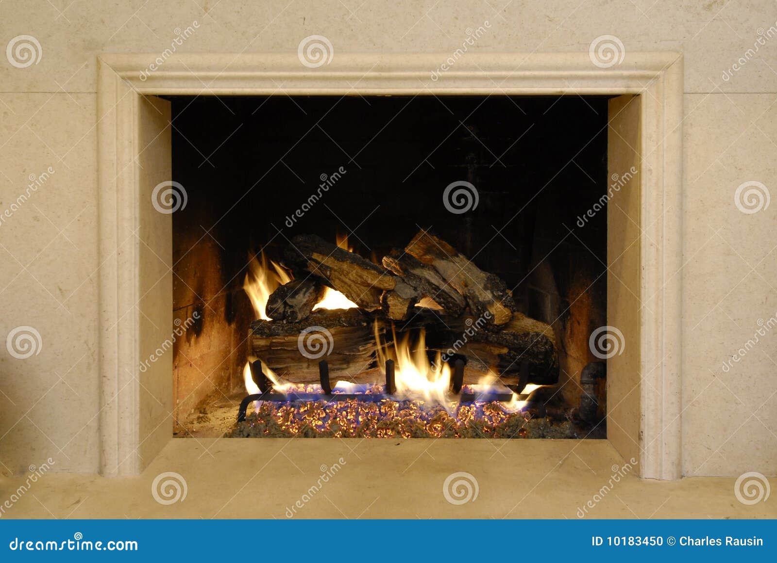 Chimenea y fuego foto de archivo. Imagen de leña, chimenea - 10183450