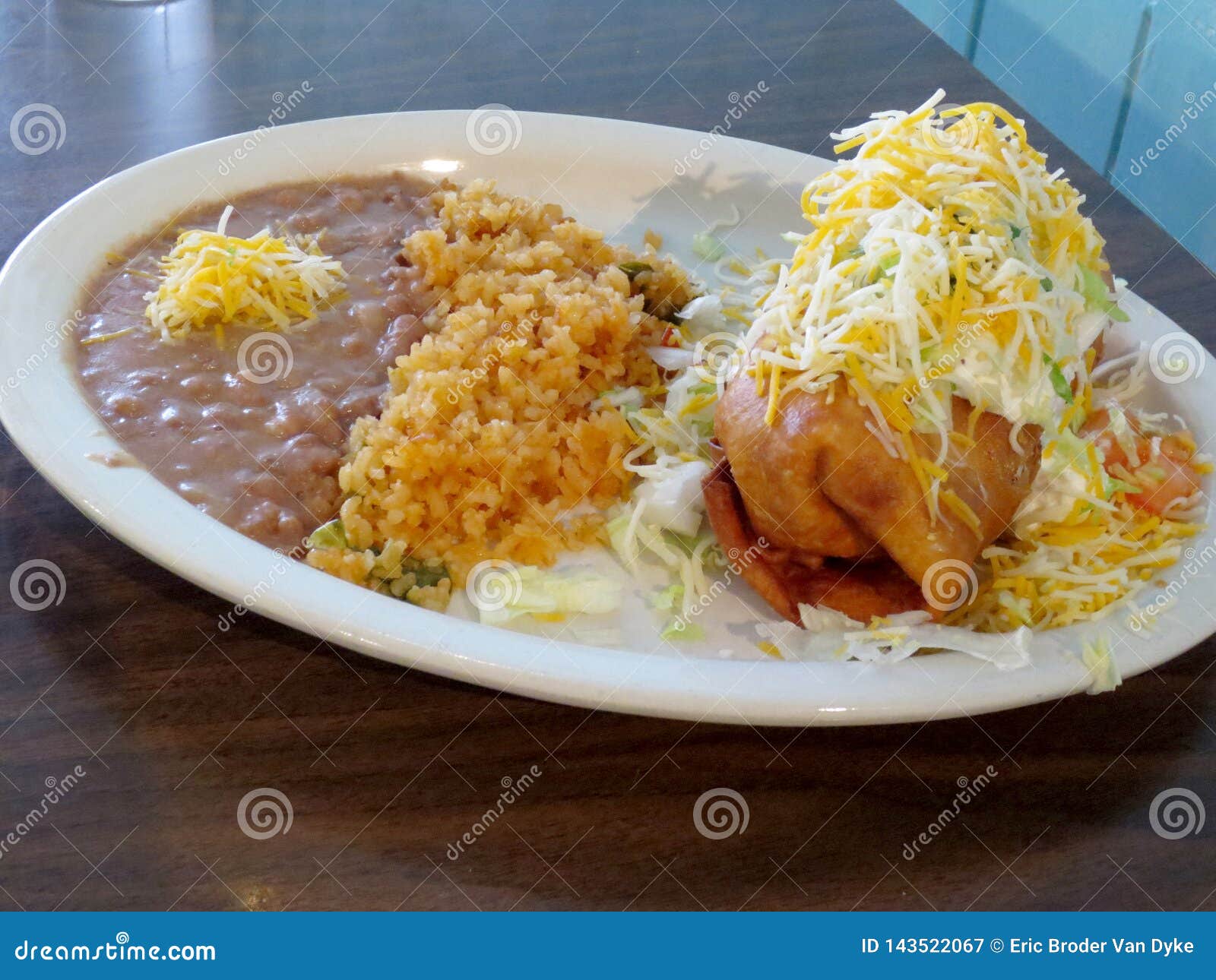 Chimichanga Cobriu No Creme De Leite, No Queijo, Na Alface E Nos