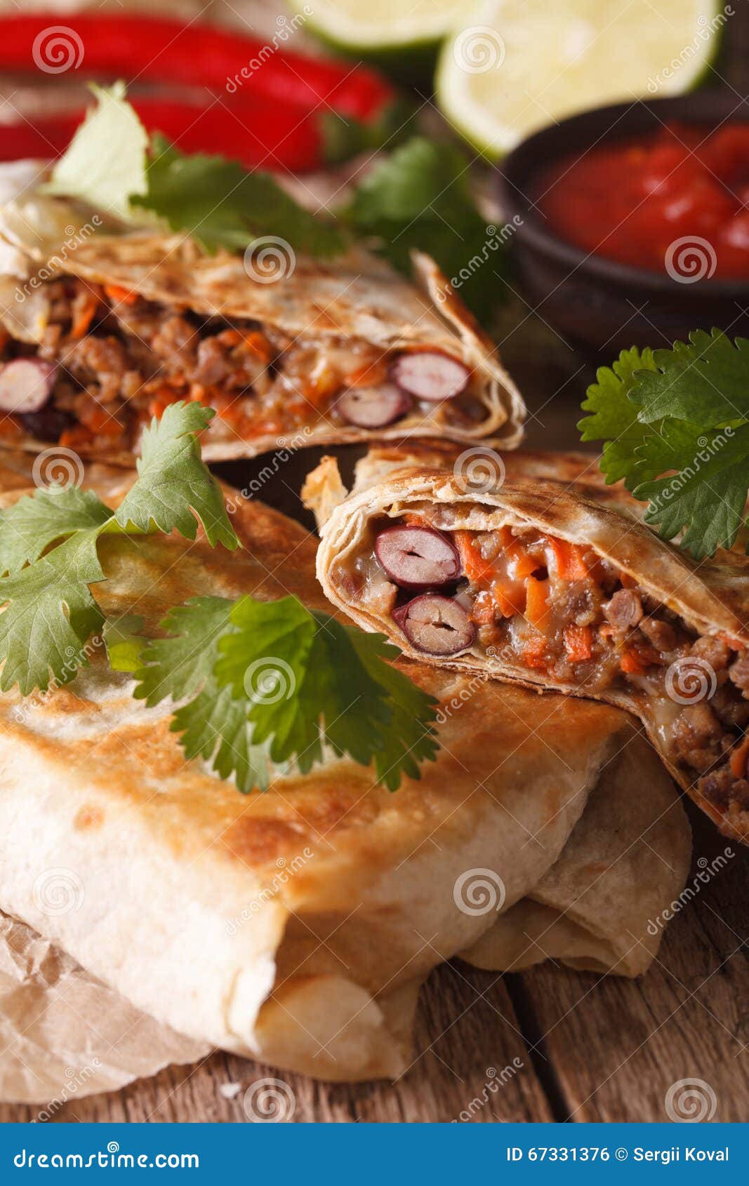 Chimichanga Com Carne à Terra, Feijões E Macro Do Queijo Vertical