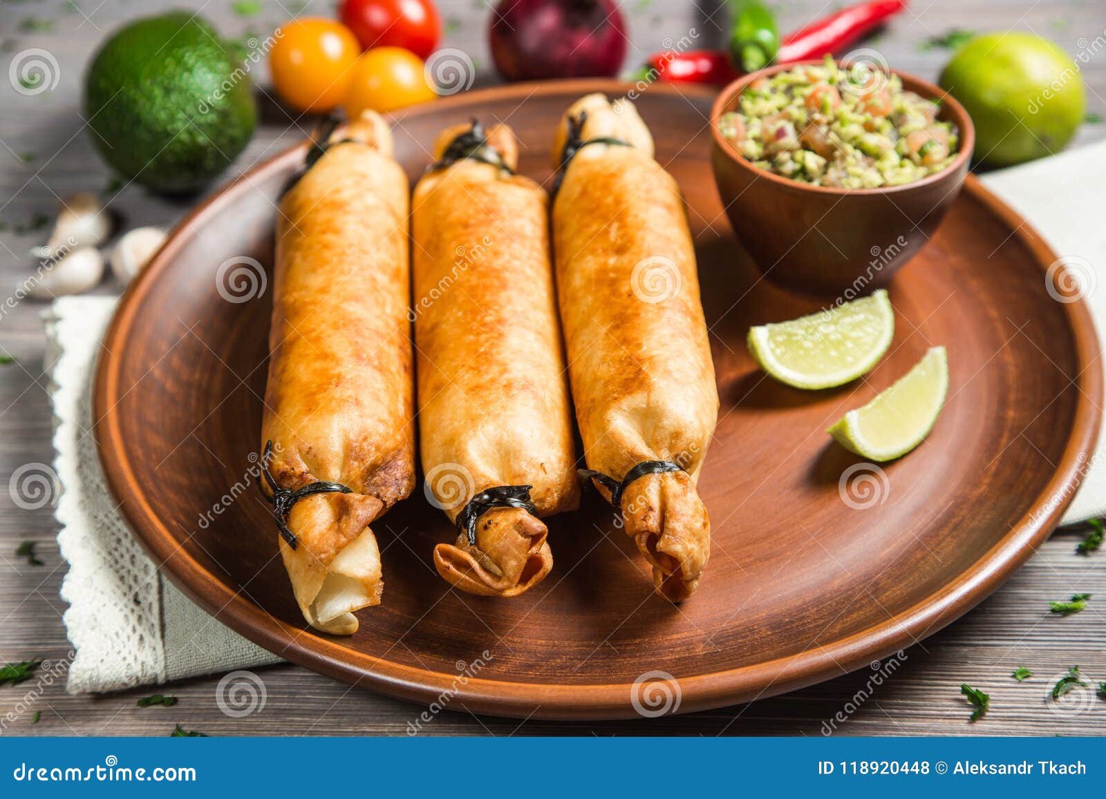 Foto de chimichangas em um prato de comida mexicana