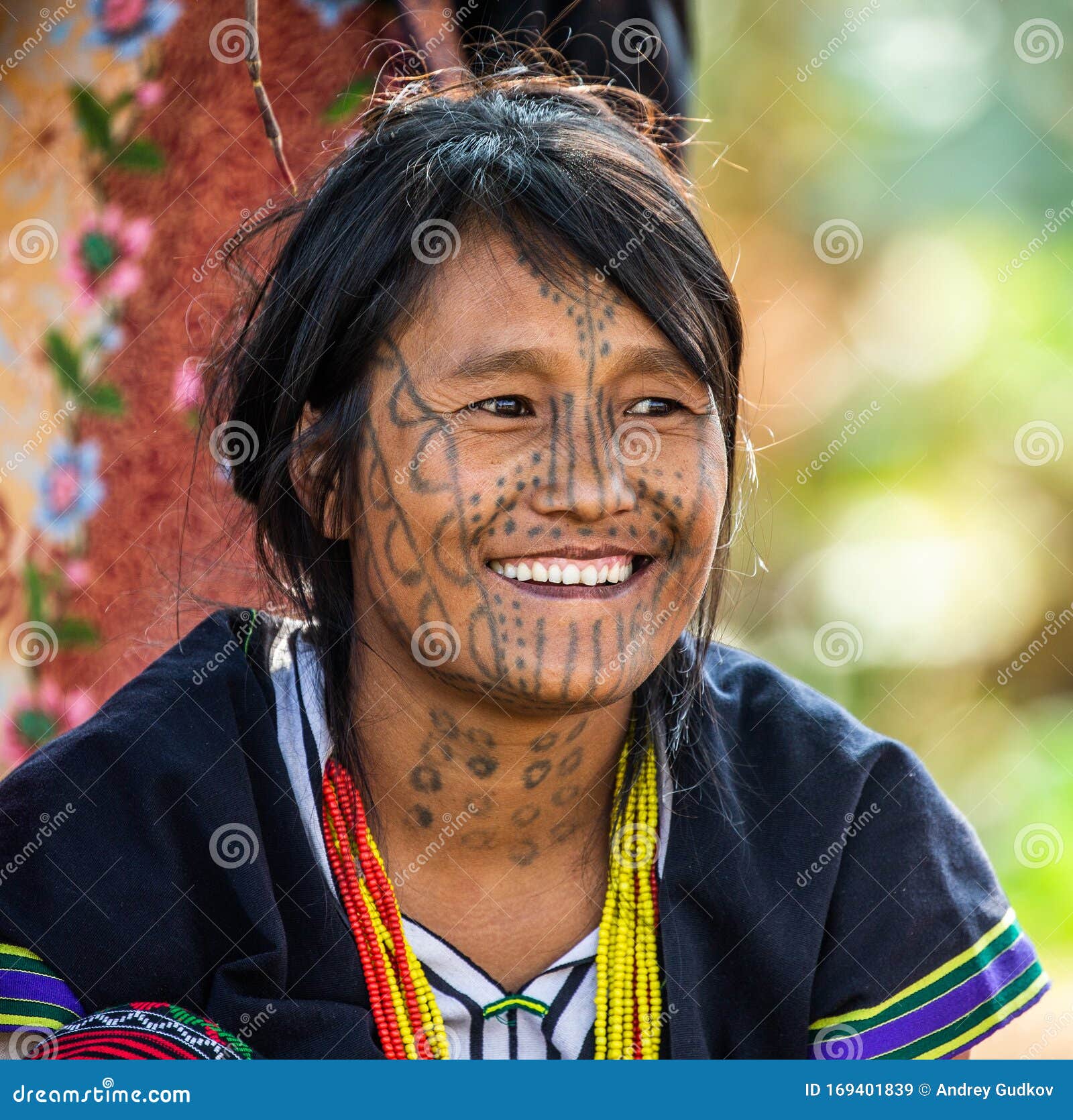 Portrait of an Old Chin Woman in Traditional Dress with a Tattoo on Her  Face. Editorial Stock Image - Image of heritage, chin: 169401839