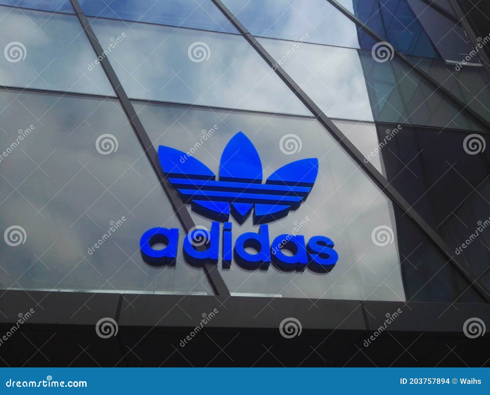China De Shenzhen : Tienda De Ropa Deportiva De La Marca Adidas Imagen de editorial - Imagen de almacén, insignia: 203757894