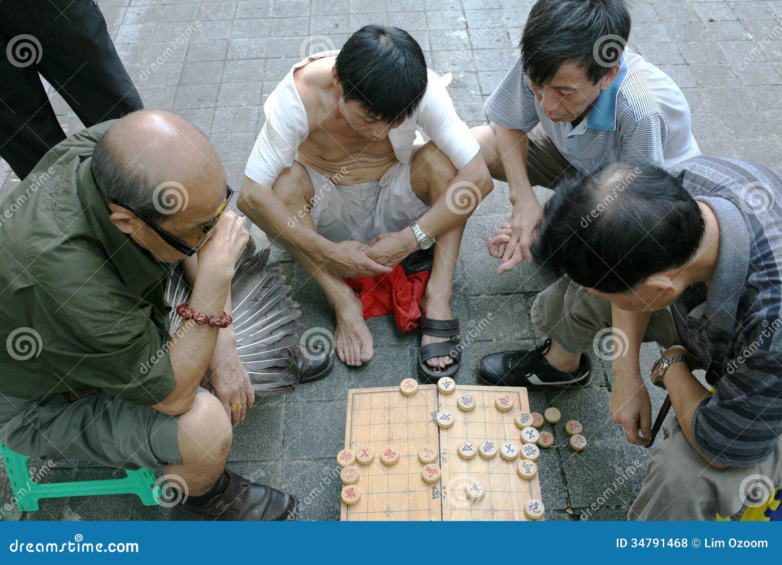 Dois Homens, Na Rua Em Hanói, Vietnã, Jogar Xiangqi, Popular Na Ásia Jogo  De Tabuleiro, Também Conhecido Como Xadrez Chinês. Foto Royalty Free,  Gravuras, Imagens e Banco de fotografias. Image 114892616