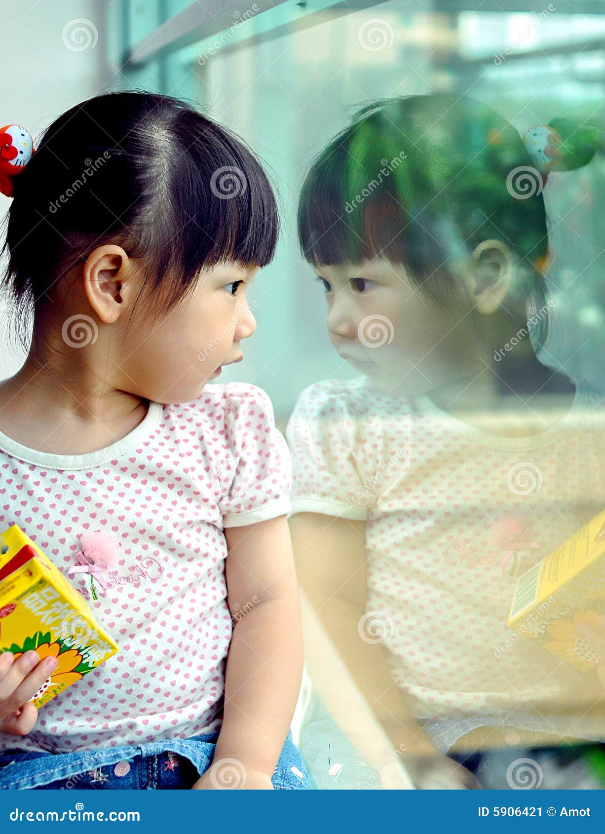 Toddler Says Oh Cute to Herself in Mirror | TikTok, image size:1226x1690