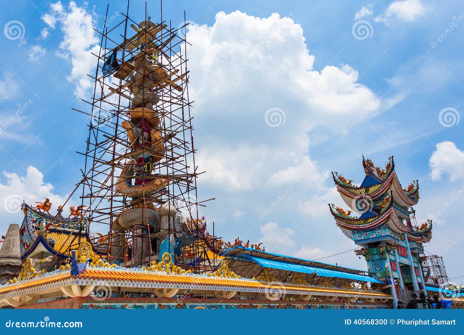 Chinese Draak in tempel - Voorraadbeeld. Chinese Draak in Thaise Tempel - Voorraadbeeld