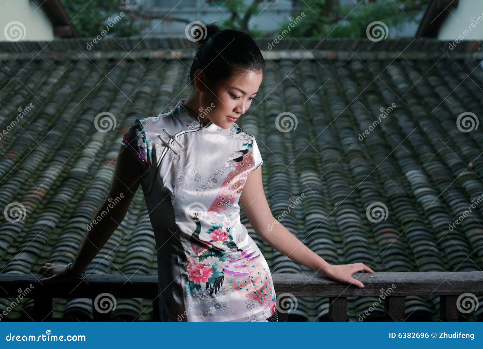 chinese girl in tradition dress