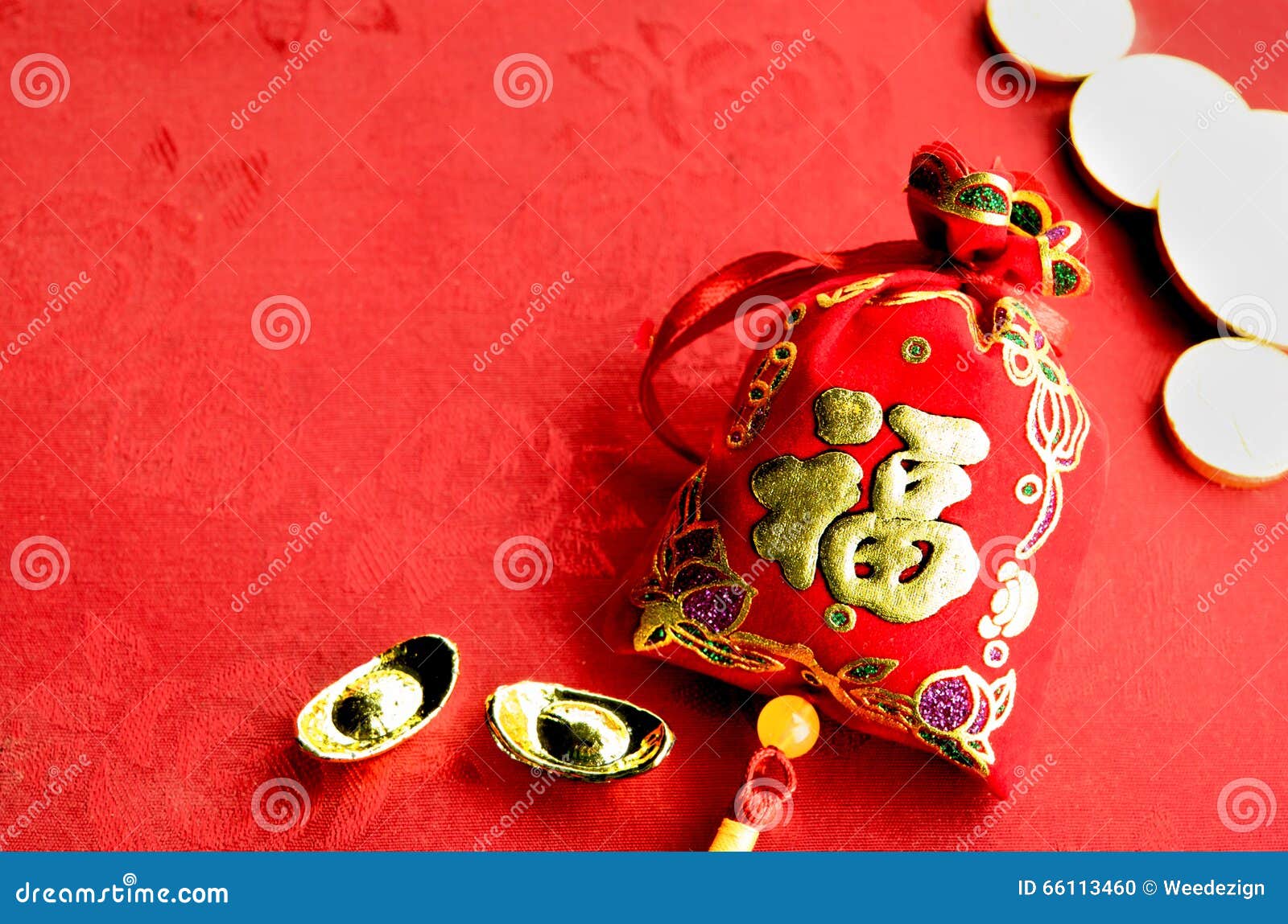 Red envelope packet chinese new year, hongbao with the character 'Happy New  Year' on wood background for Chinese New Year. Translation: Good luck in  the year Stock Photo