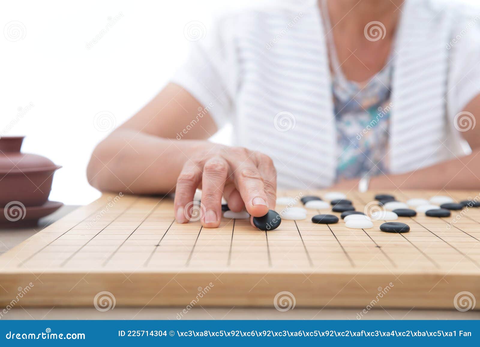 Oude Dame Speelt Chinese Stock Foto Image of schaak: 225714304