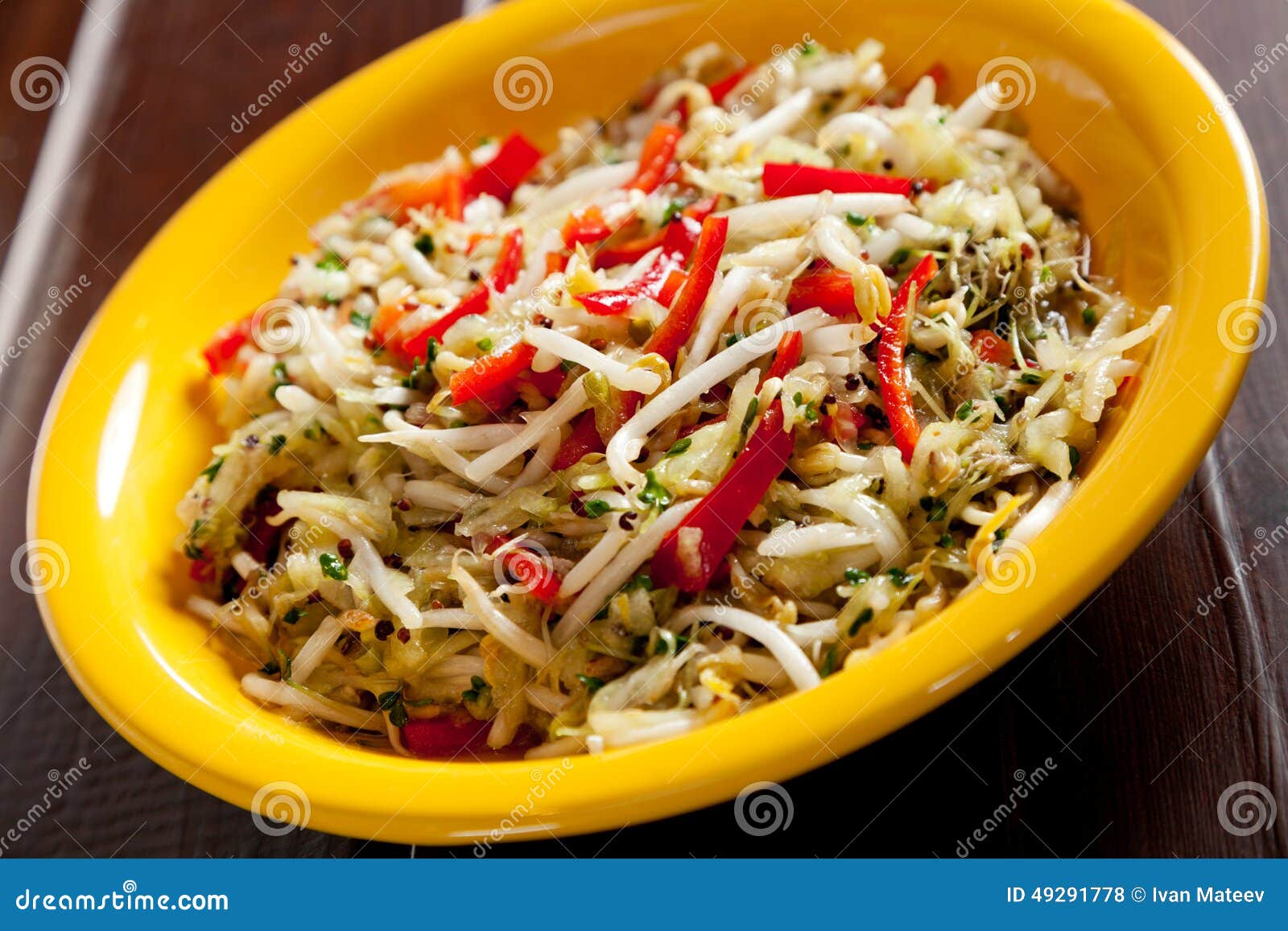 Chinese salade met sojabonen, komkommers en Spaanse pepers