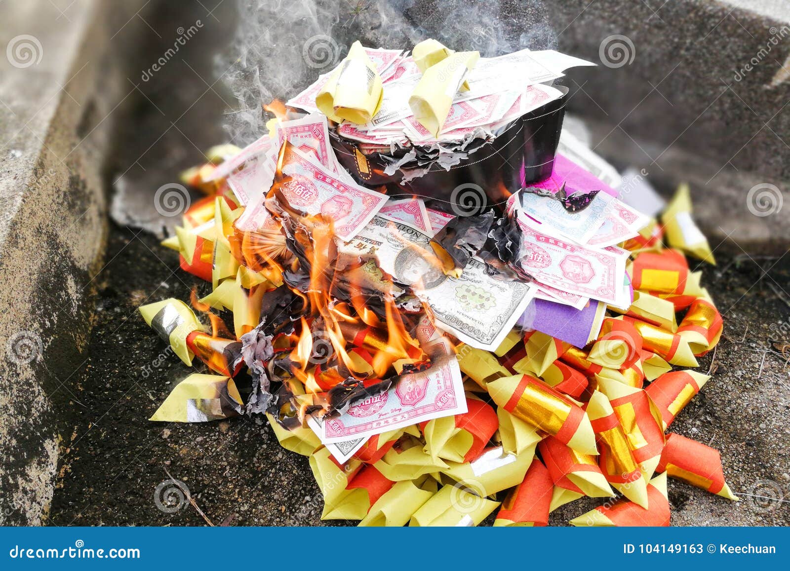 chinese taoism tradition burn paper money and gold to ancestors