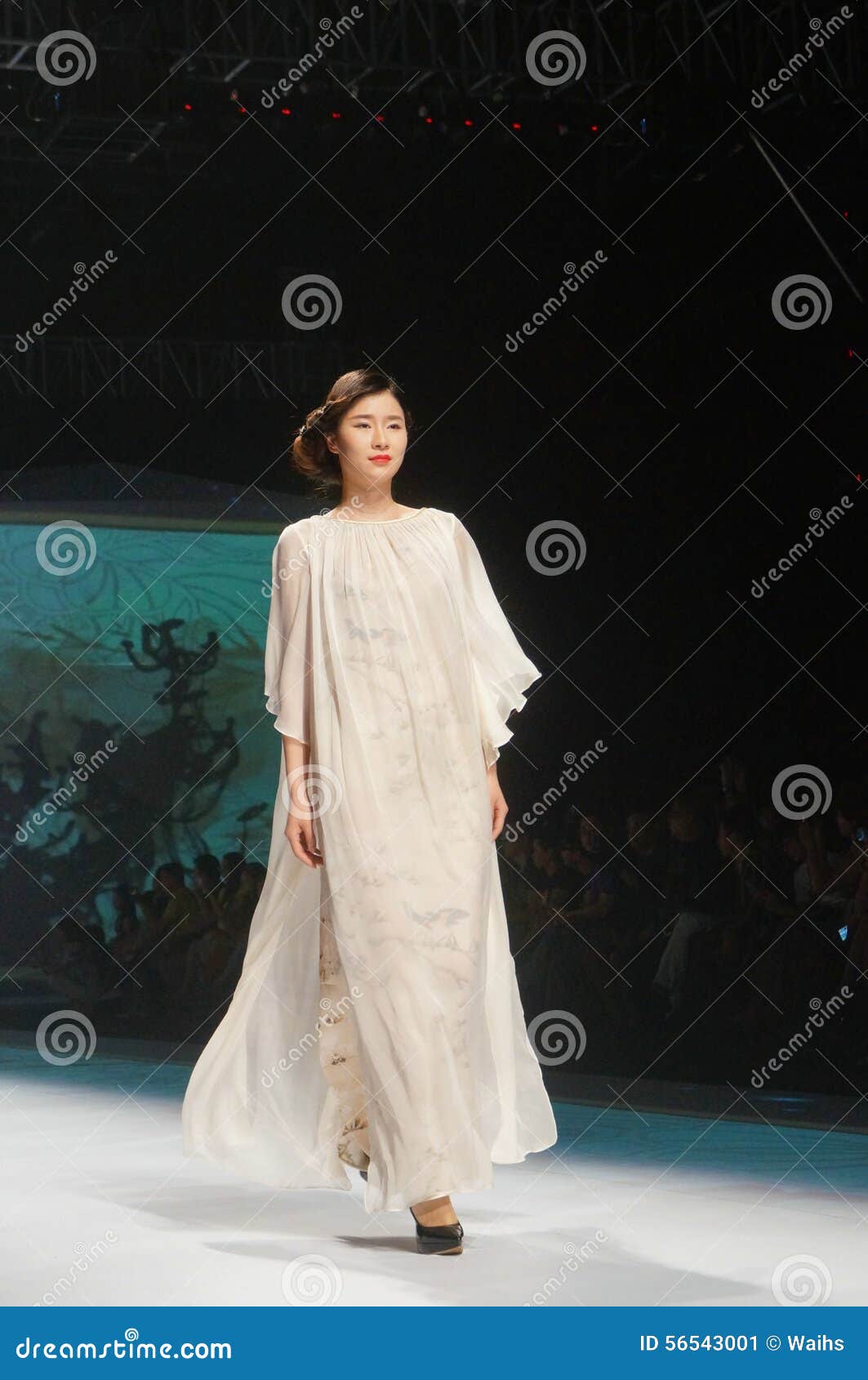 Chinese Traditional Fashion Model Show Editorial Photo - Image of china ...