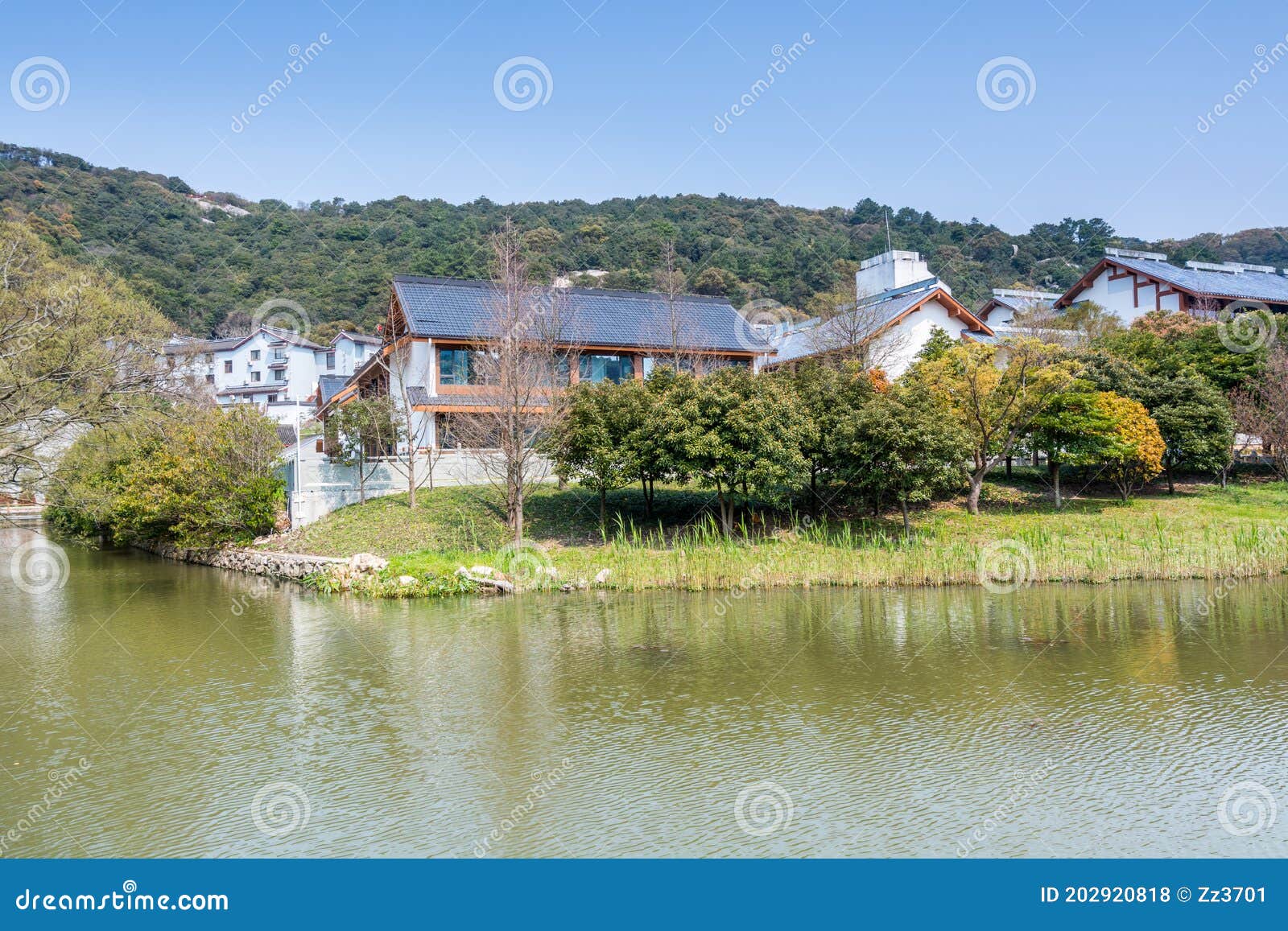 Chinese Traditional Hotels Next To Lake in the Putuoshan Mountains ...