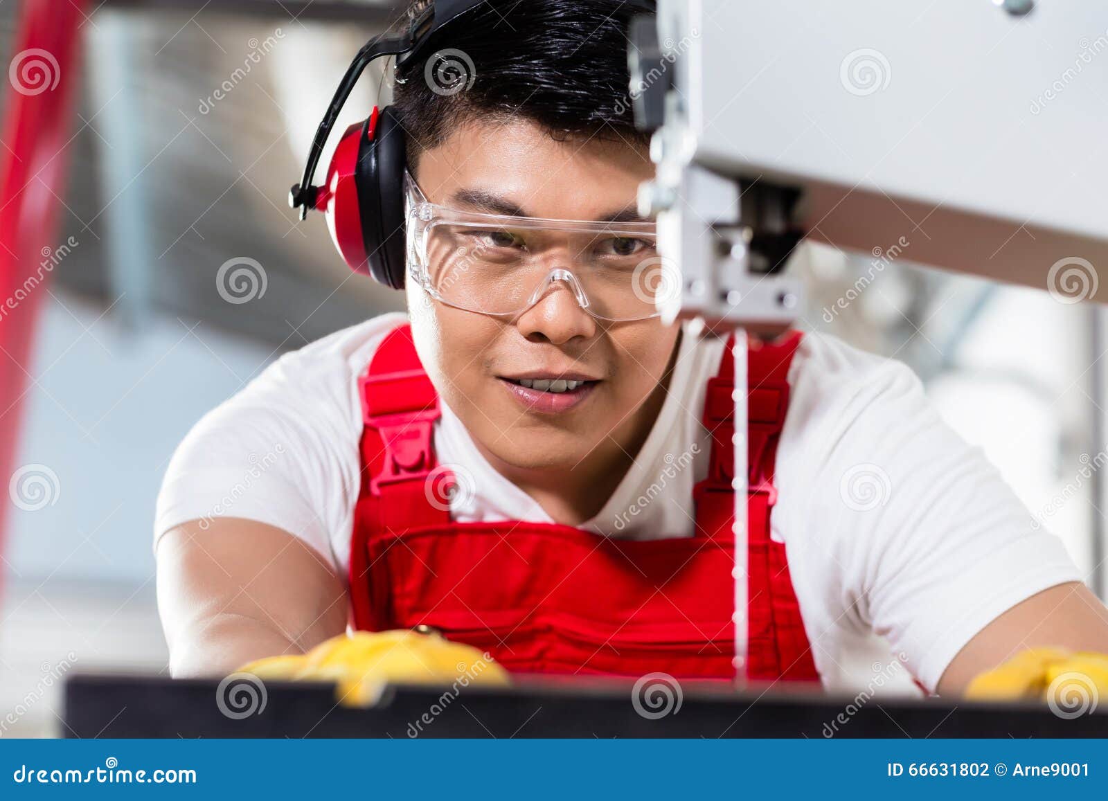 chinese-worker-saw-industrial-factory-cutting-work-piece-66631802.jpg